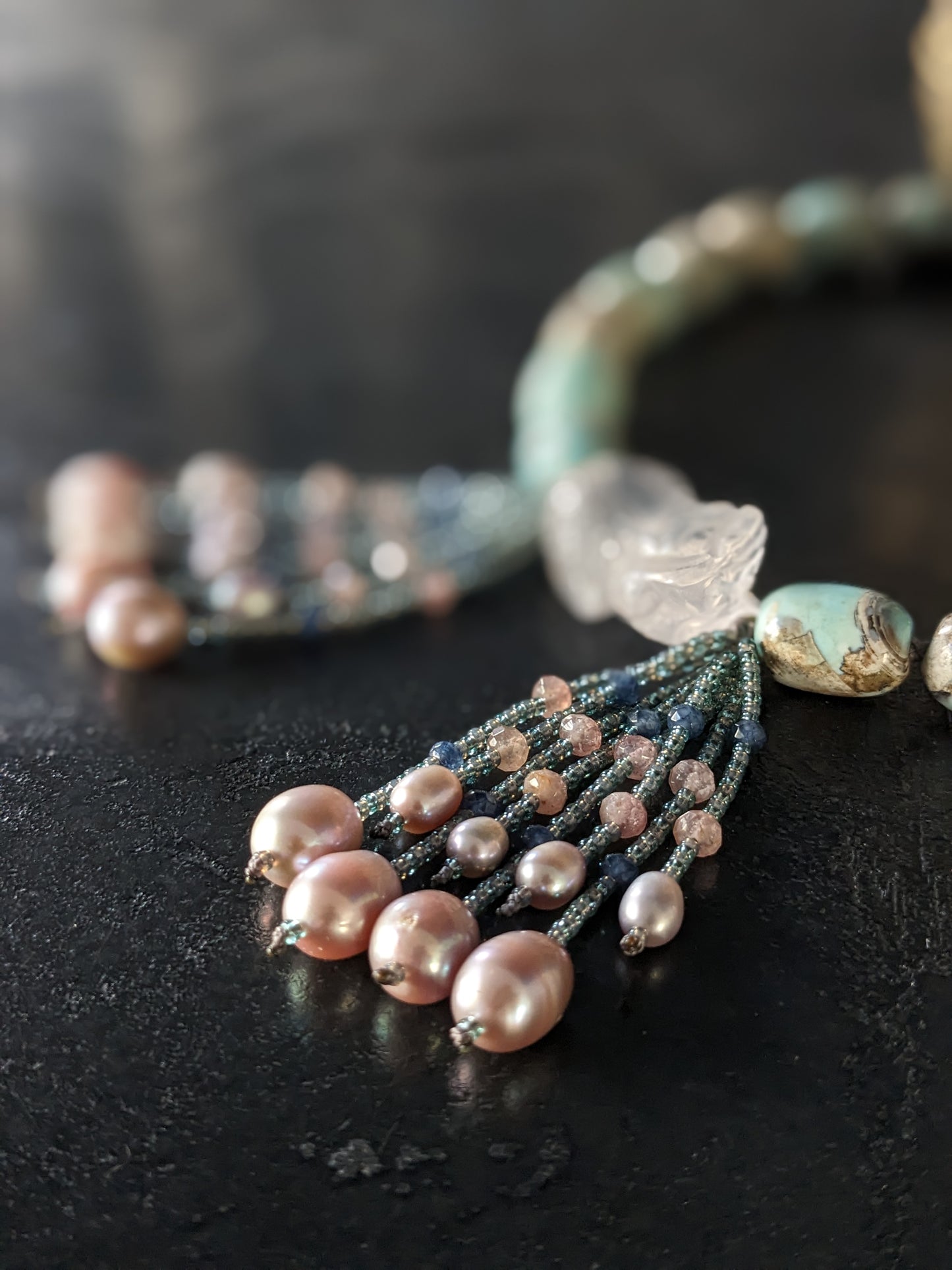 Collier bohème en agates et perles d'eau douce