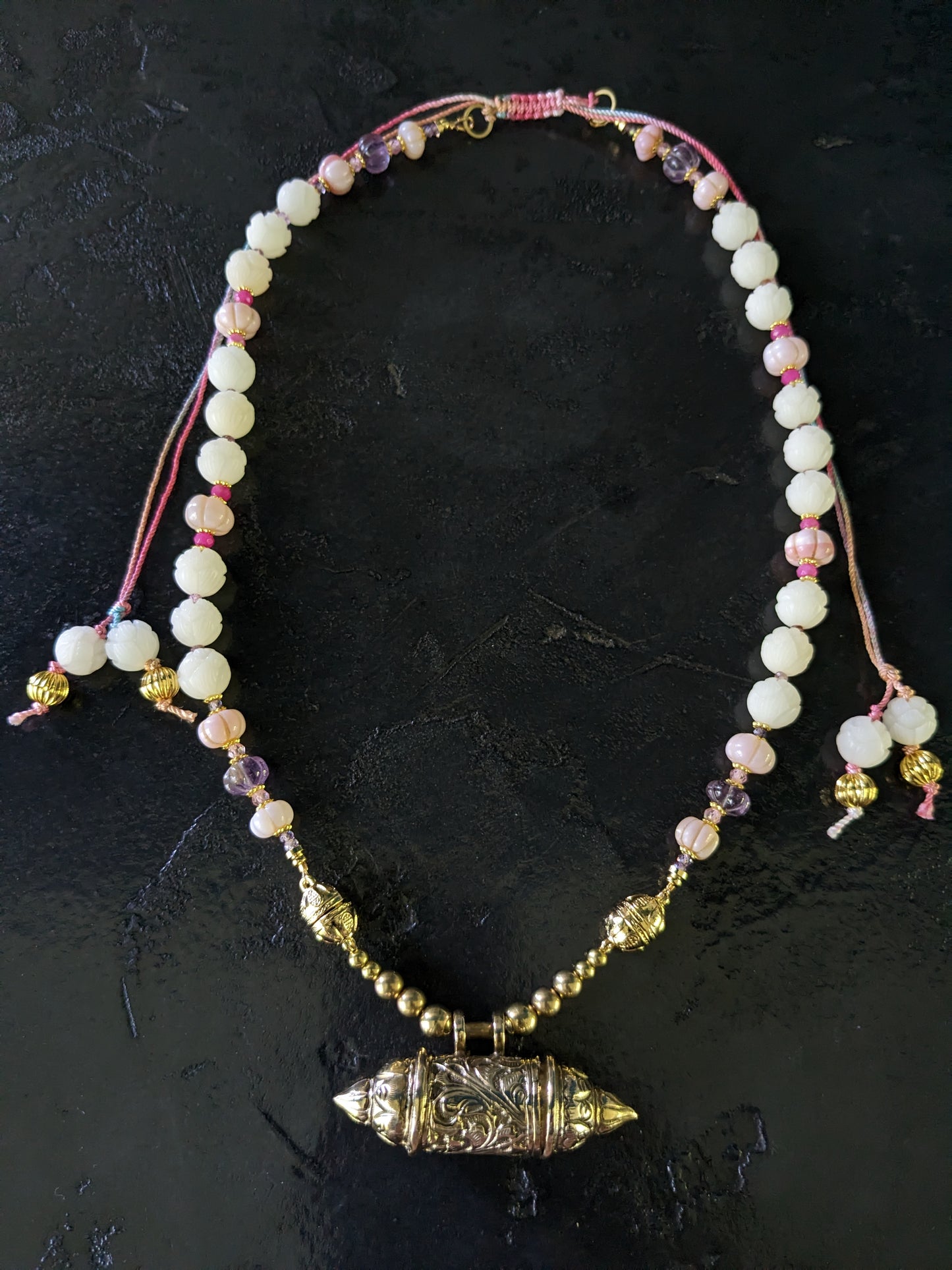 Collier en perles de lotus et pierres fines, style bohème et ethnique