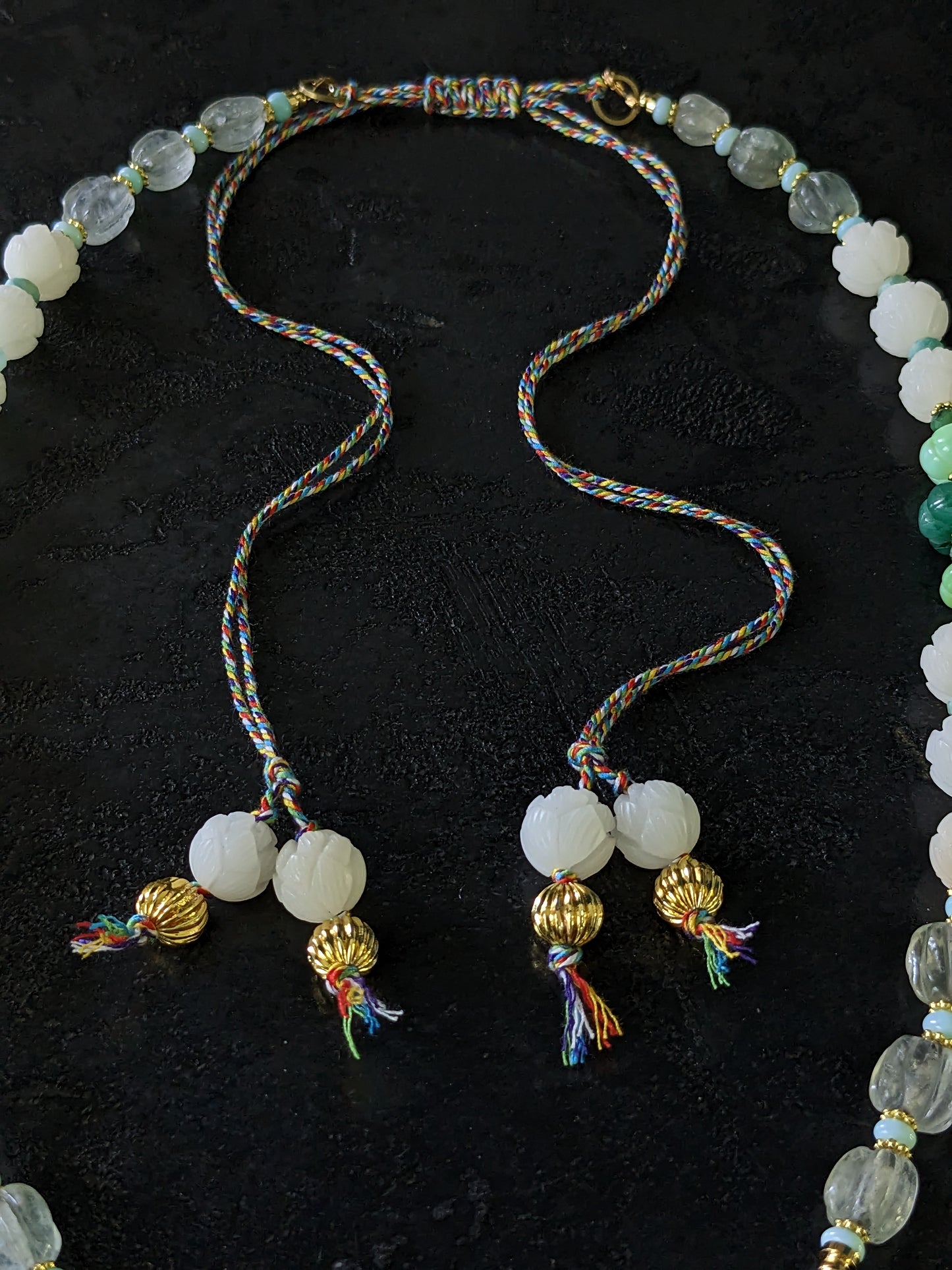 Collier bohème en perles de lotus blanches et pierres fines élégantes