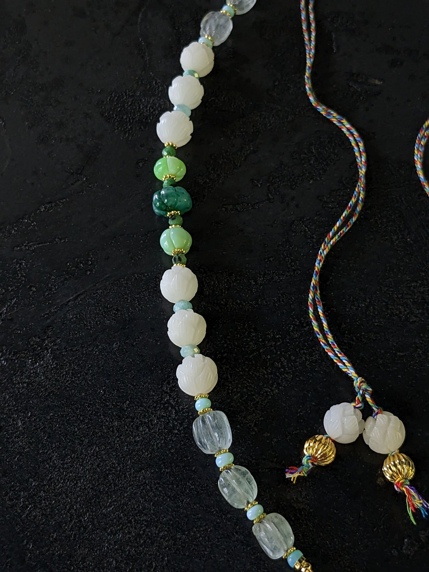Collier bohème en perles de lotus blanches et pierres fines élégantes