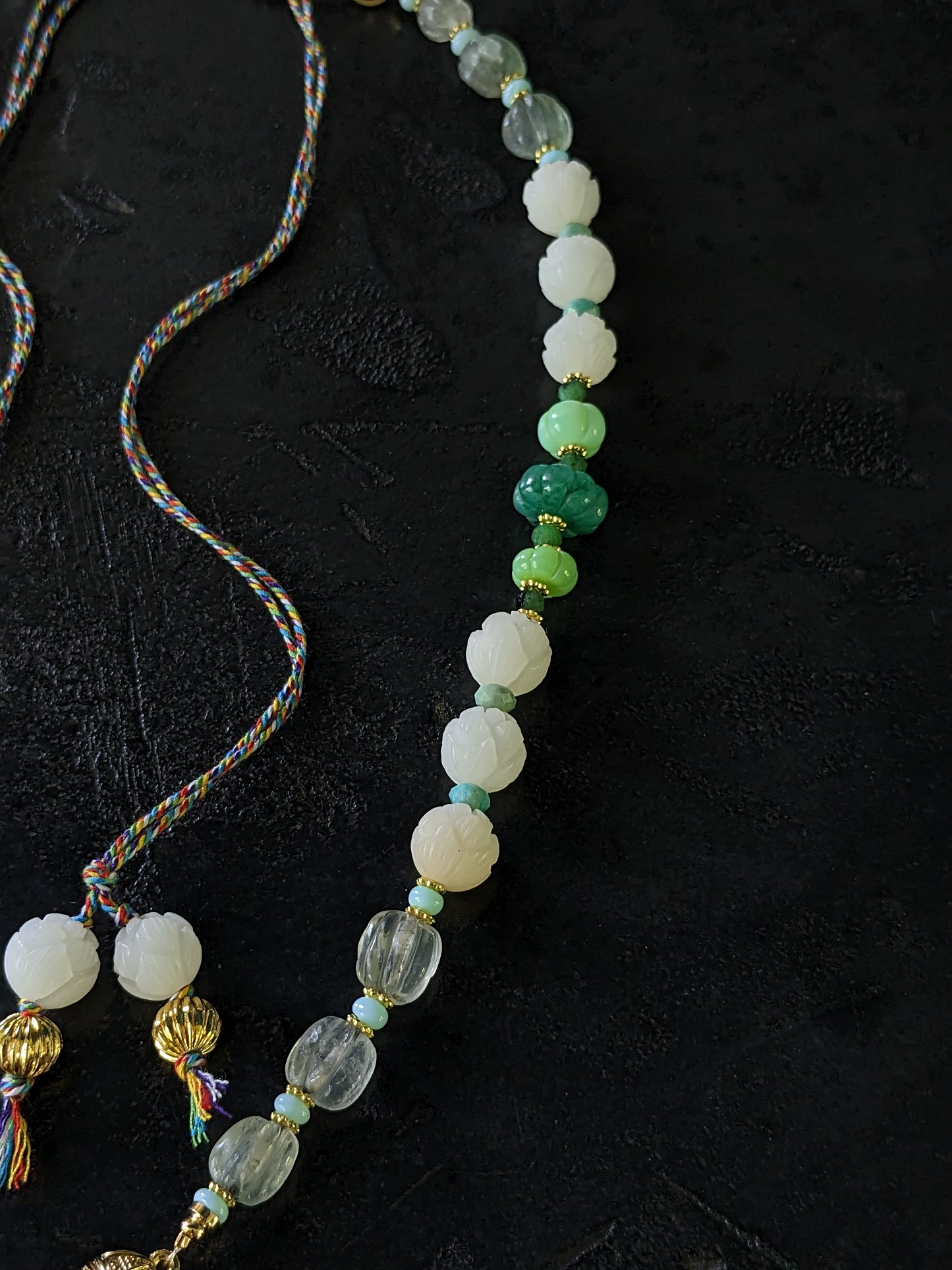 Collier bohème en perles de lotus blanches et pierres fines élégantes