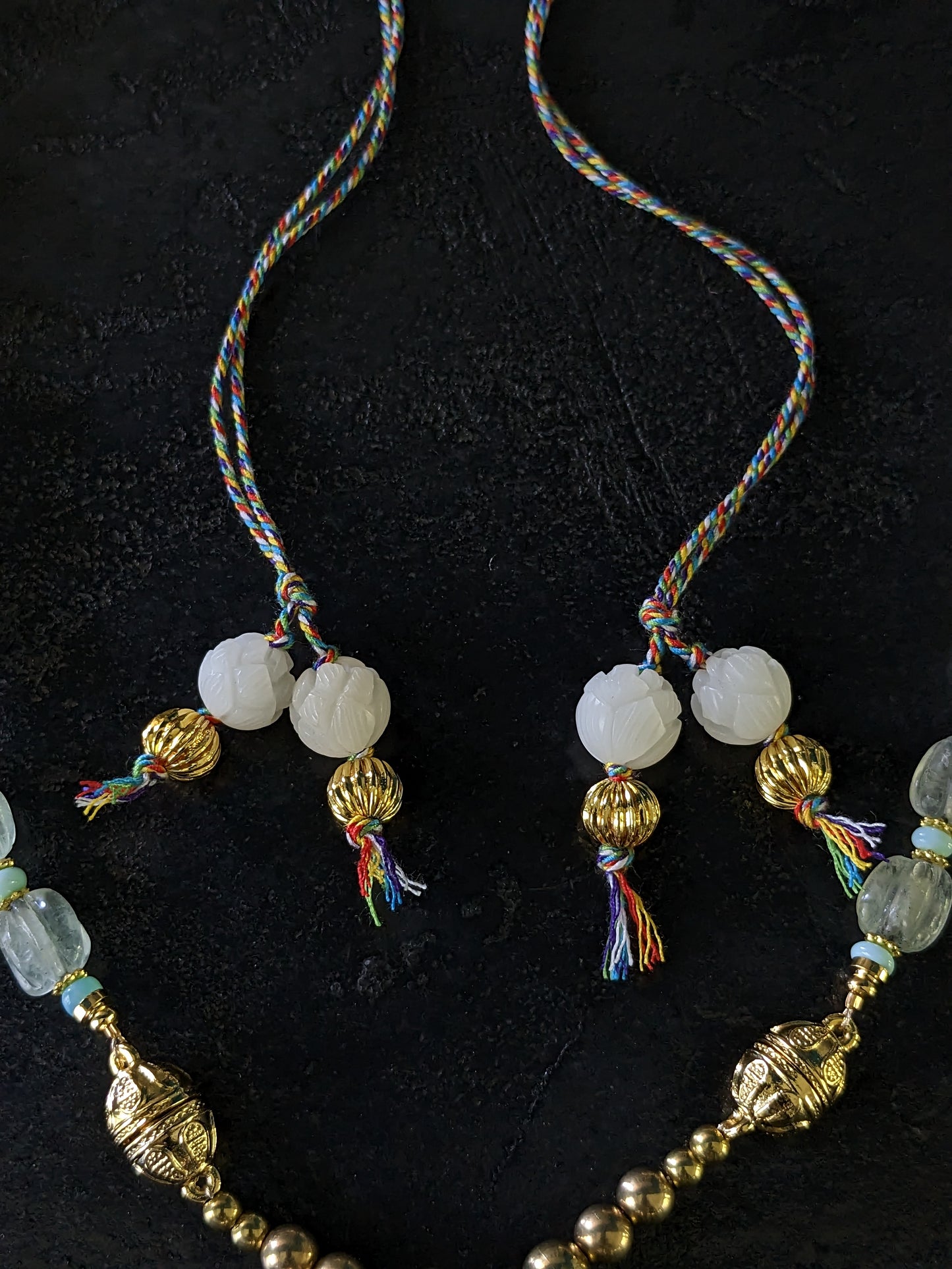 Collier bohème en perles de lotus blanches et pierres fines élégantes