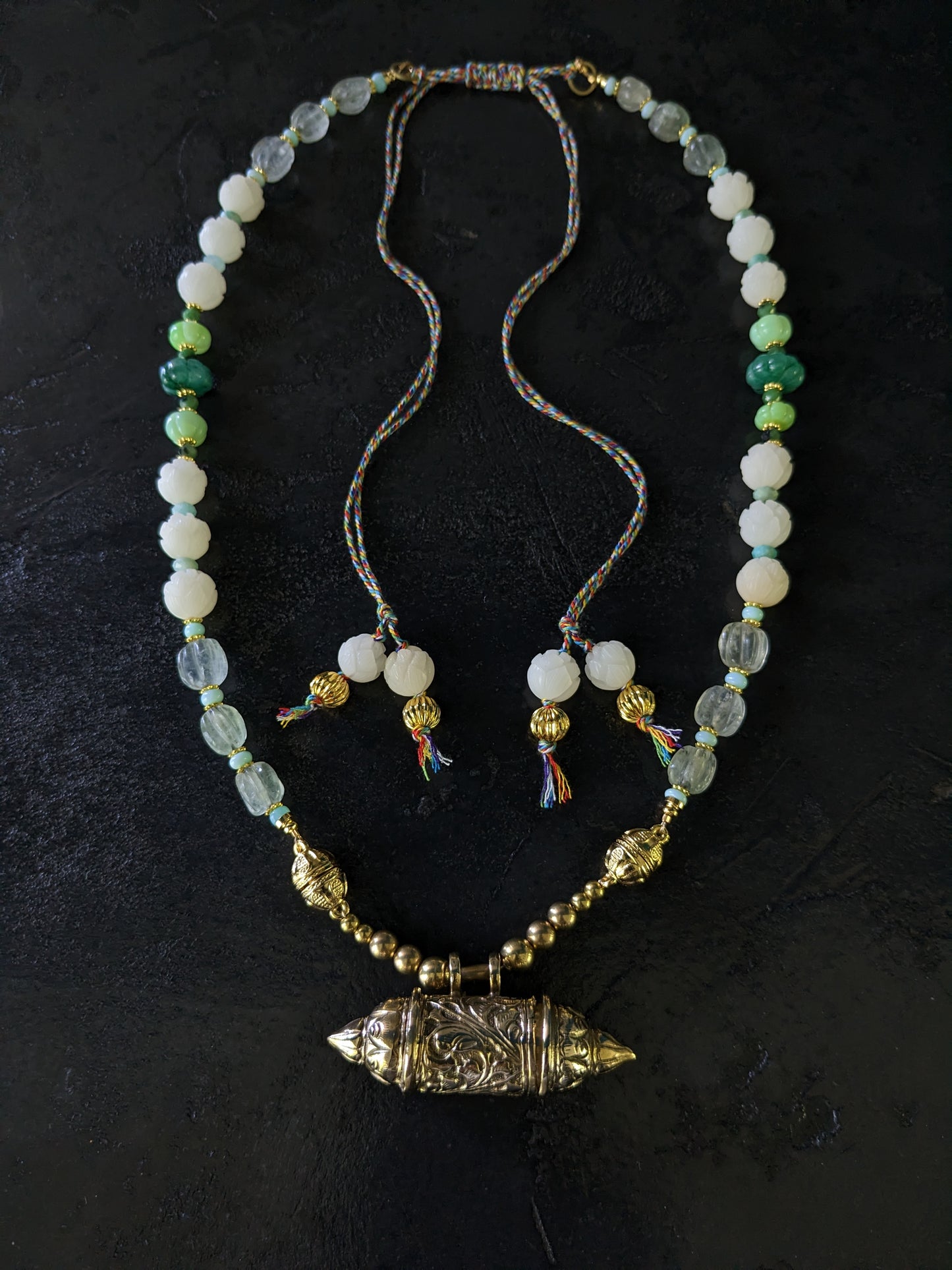 Collier bohème en perles de lotus blanches et pierres fines élégantes