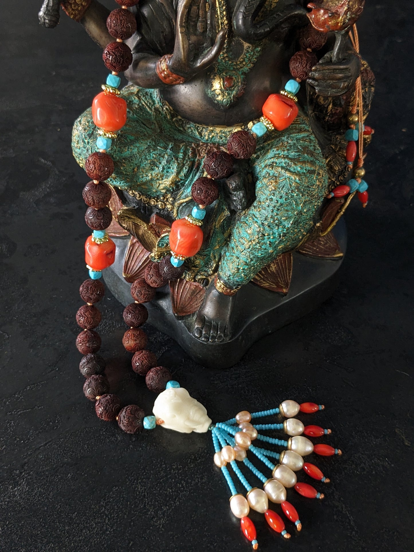 Collier en bois de santal, corail, turquoise et dieu ganesh