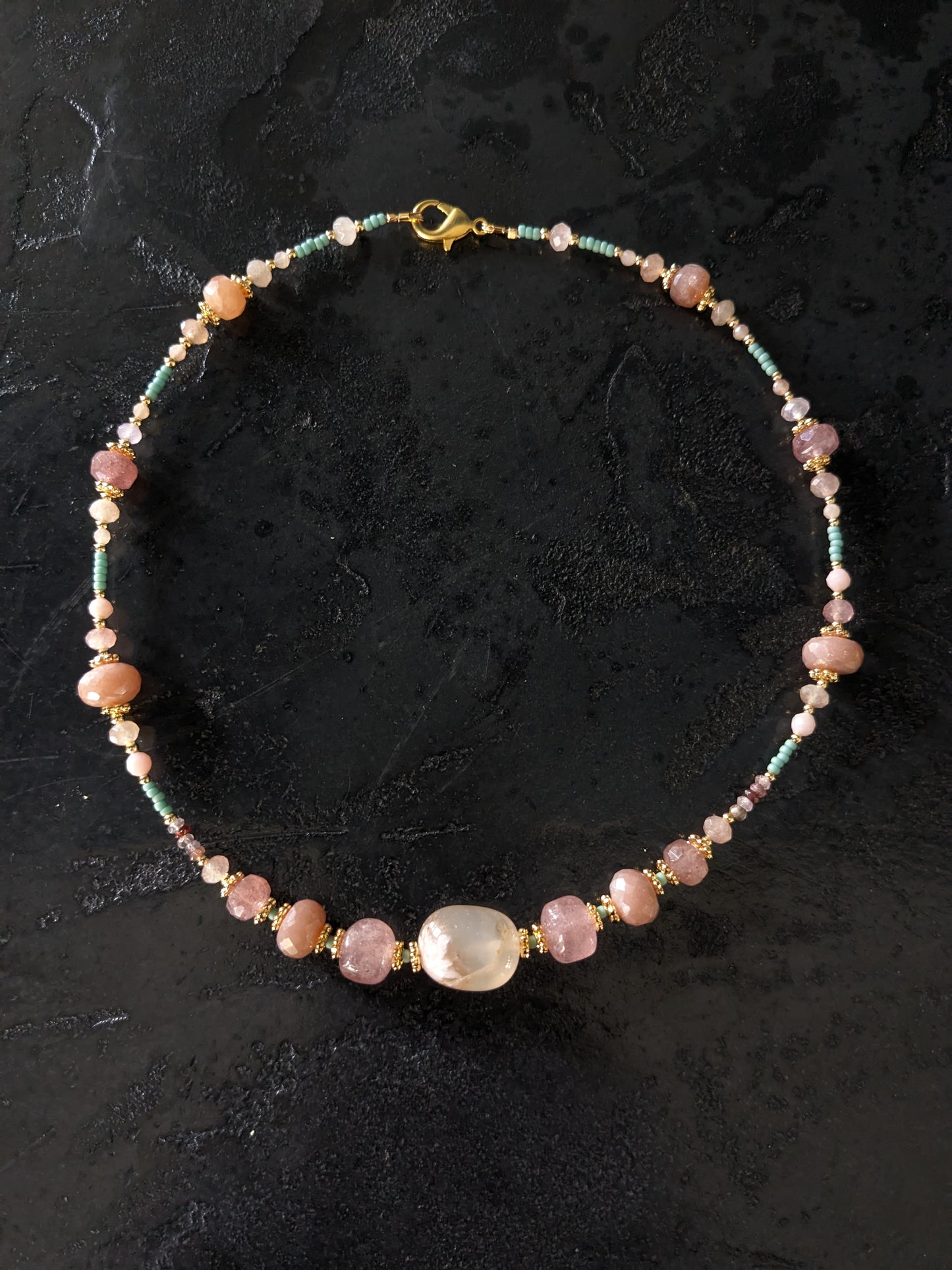 Collier haute fantaisie en pierres fines naturelles Pushpika - Un bijou d'exception aux couleurs chatoyantes