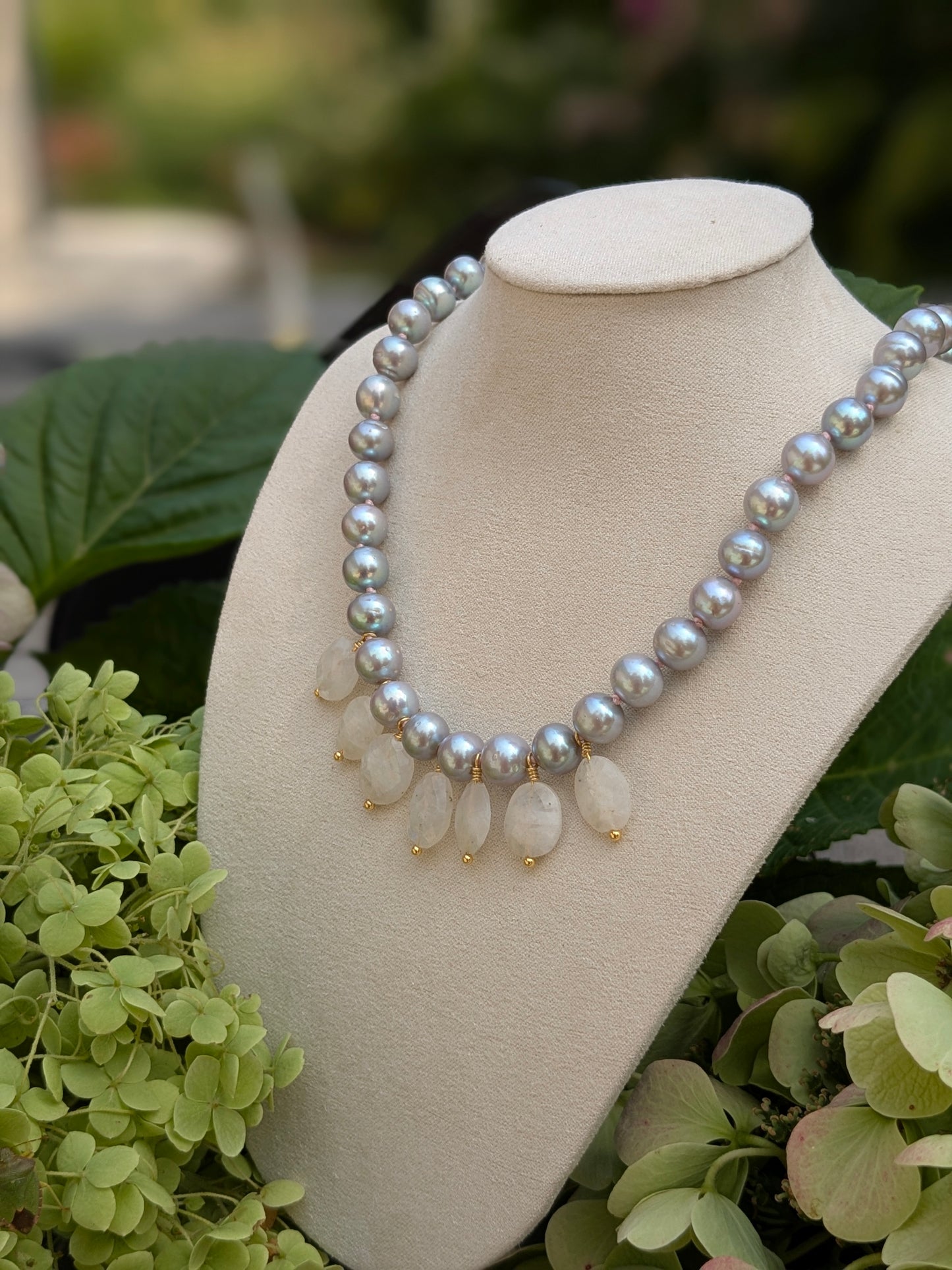 Collier en perles d’eau douce grises et pierre de lune arc-en-ciel.