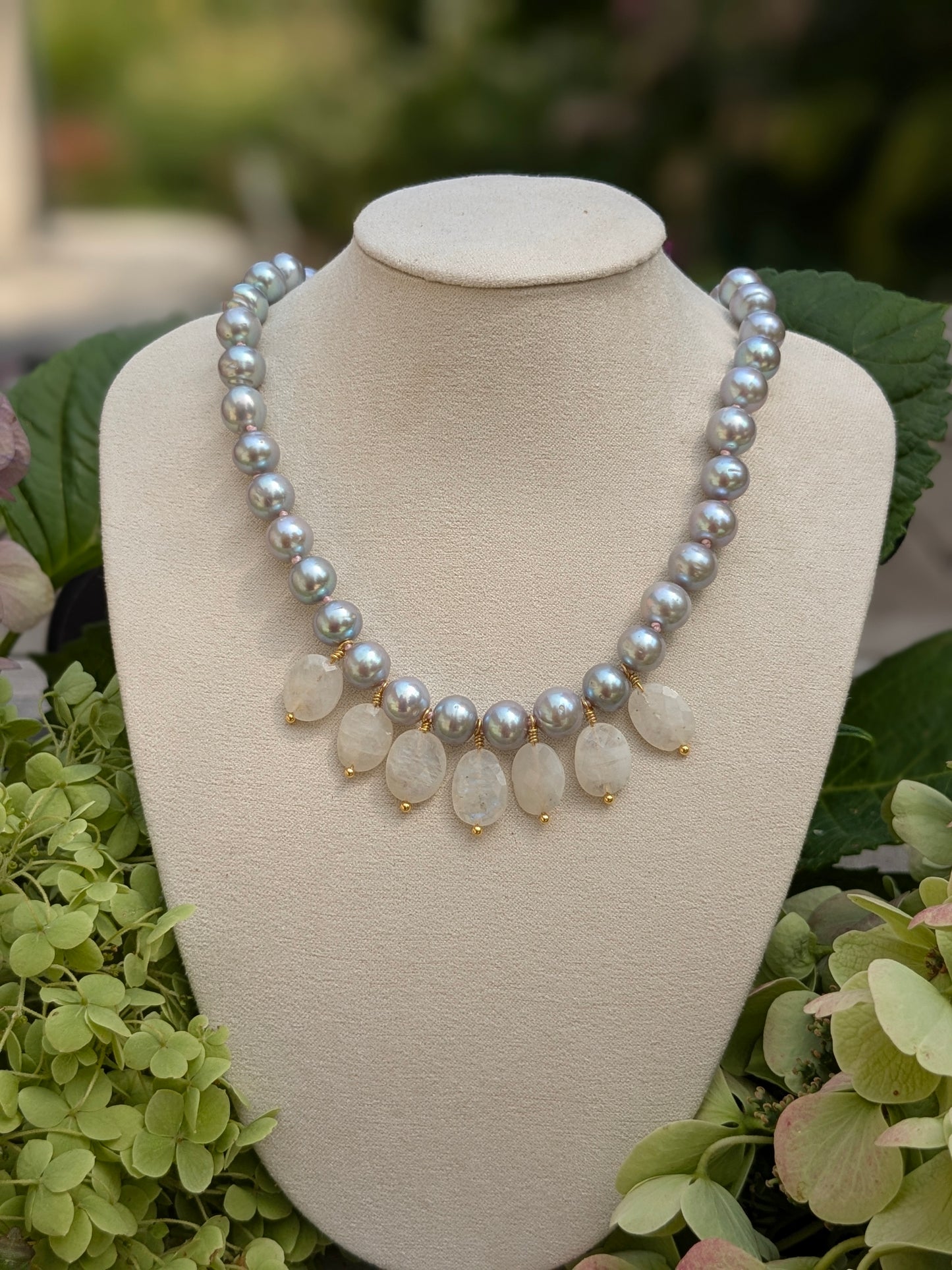 Collier en perles d’eau douce grises et pierre de lune arc-en-ciel.