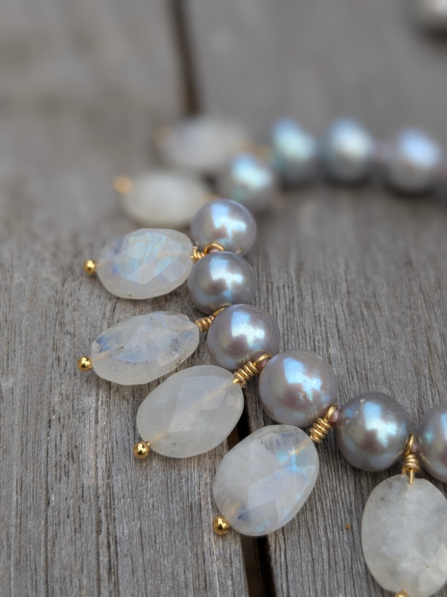 Collier en perles d’eau douce grises et pierre de lune arc-en-ciel.
