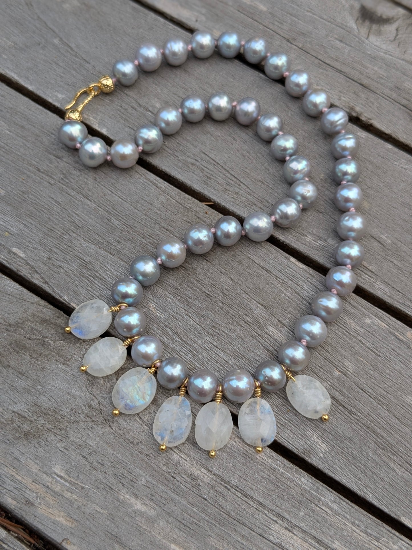 Collier en perles d’eau douce grises et pierre de lune arc-en-ciel.