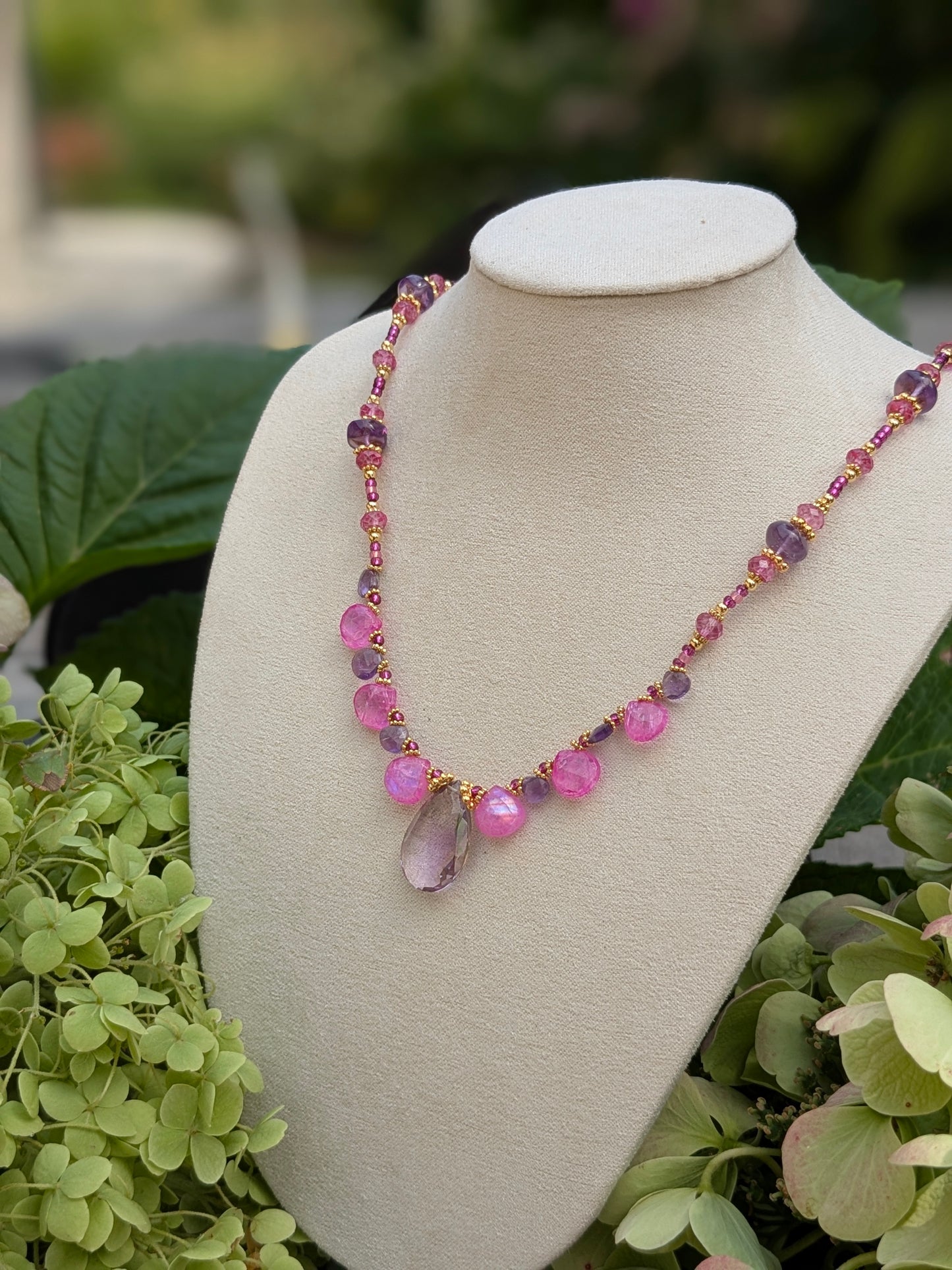 Collier original en pierres fines aux couleurs intenses.