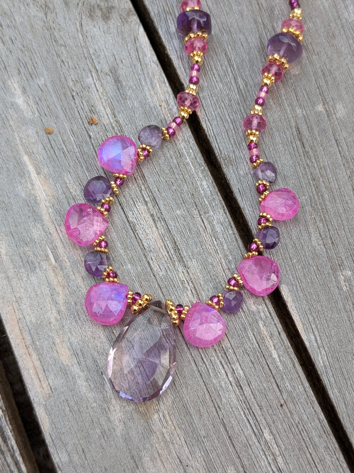 Collier original en pierres fines aux couleurs intenses.