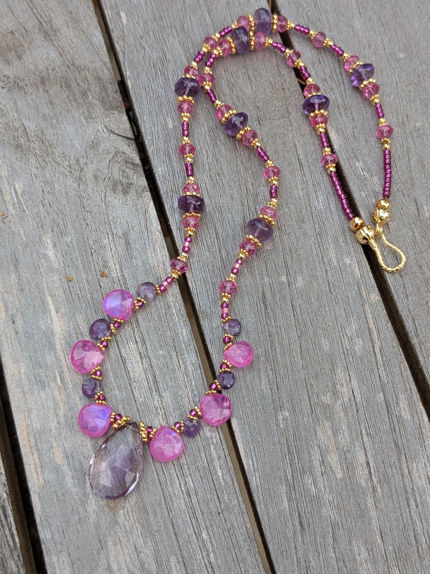 Collier original en pierres fines aux couleurs intenses.