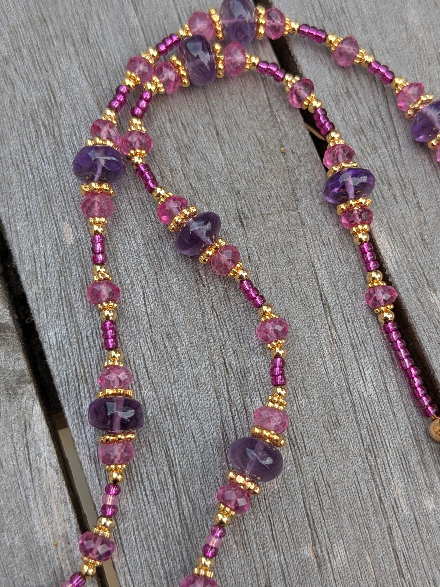 Collier original en pierres fines aux couleurs intenses.