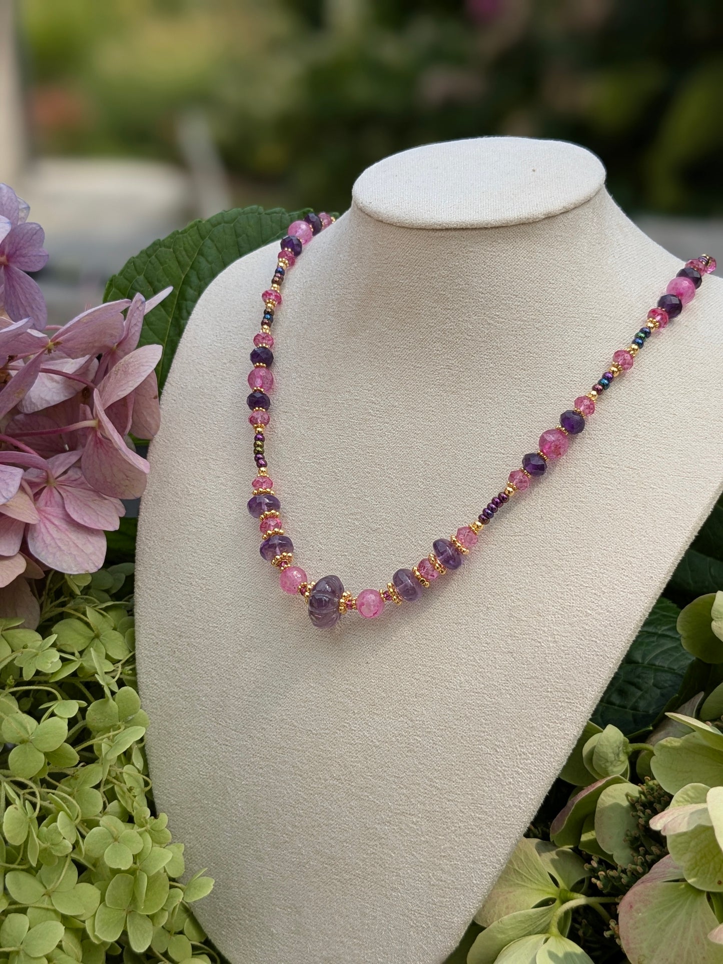 Collier artisanal en pierres fines aux nuances délicates.