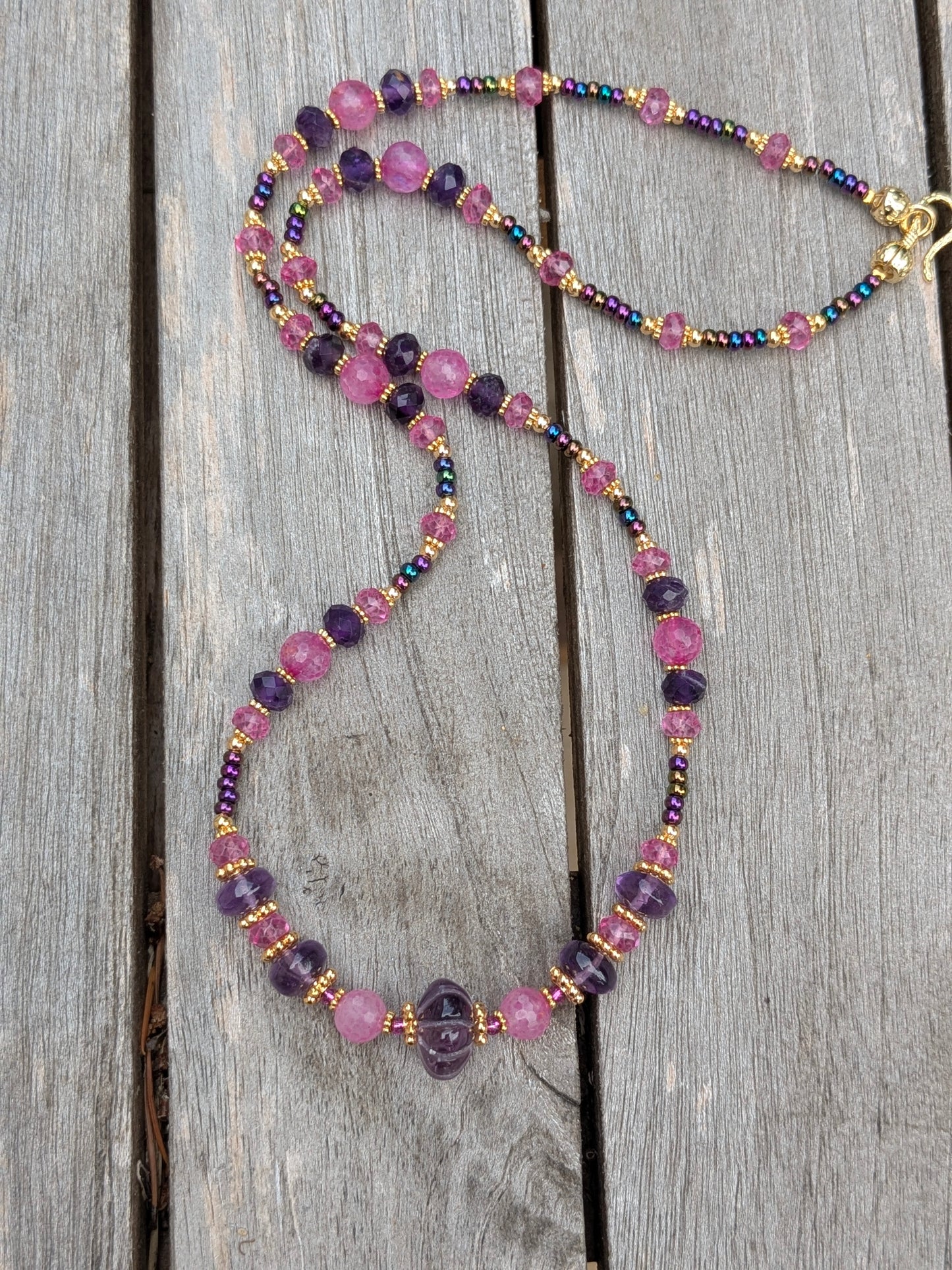 Collier artisanal en pierres fines aux nuances délicates.