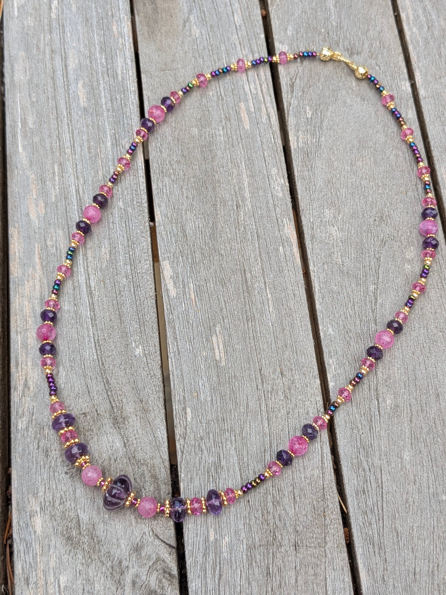 Collier artisanal en pierres fines aux nuances délicates.