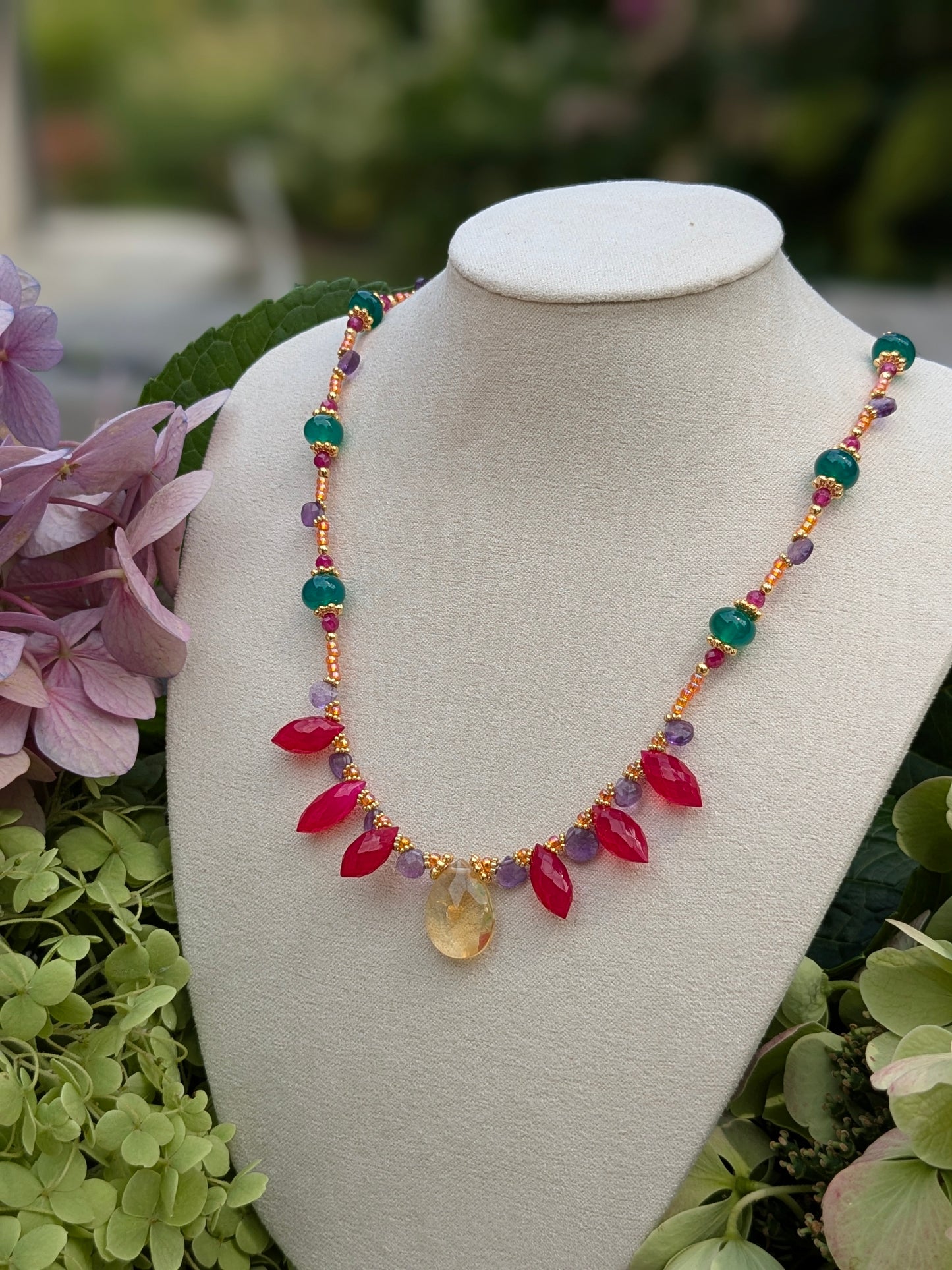 Collier unique en pierres fines aux lignes modernes.