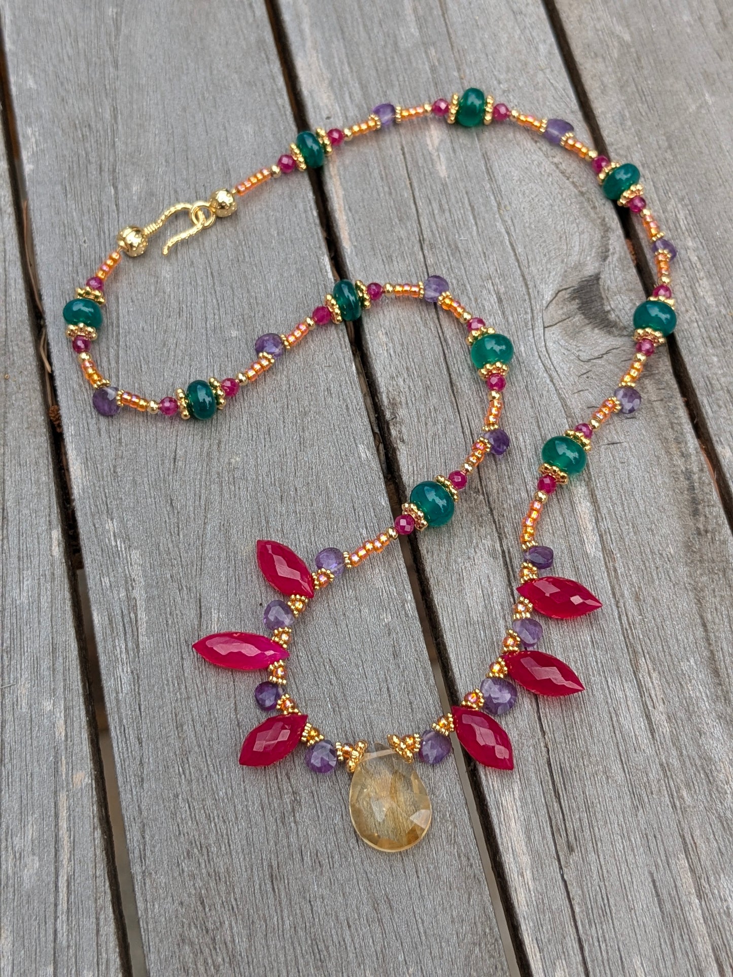 Collier unique en pierres fines aux lignes modernes.