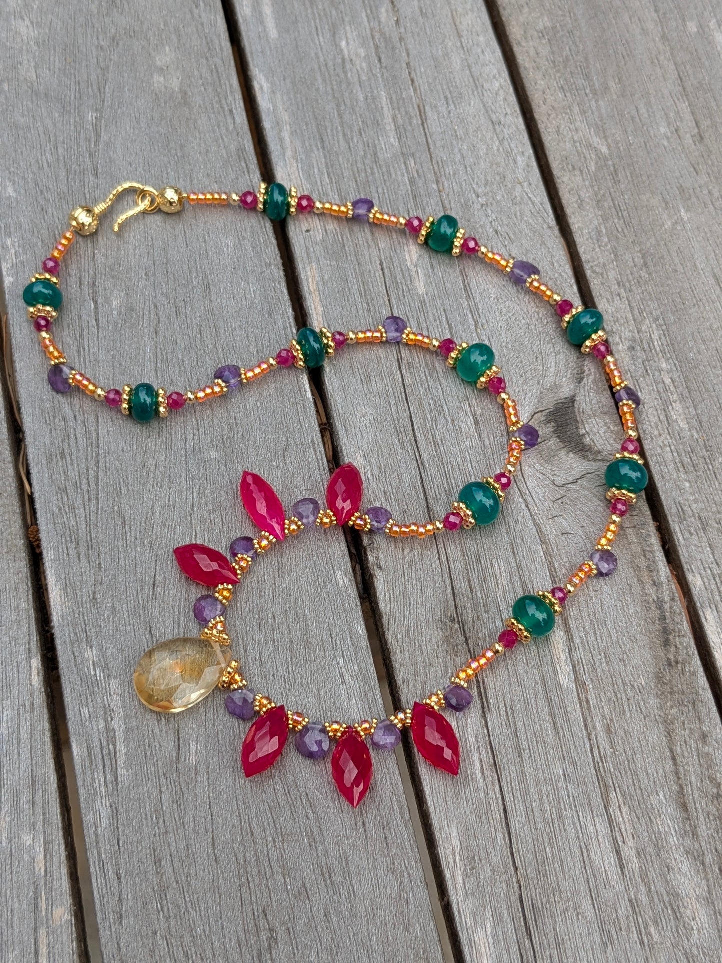 Collier unique en pierres fines aux lignes modernes.