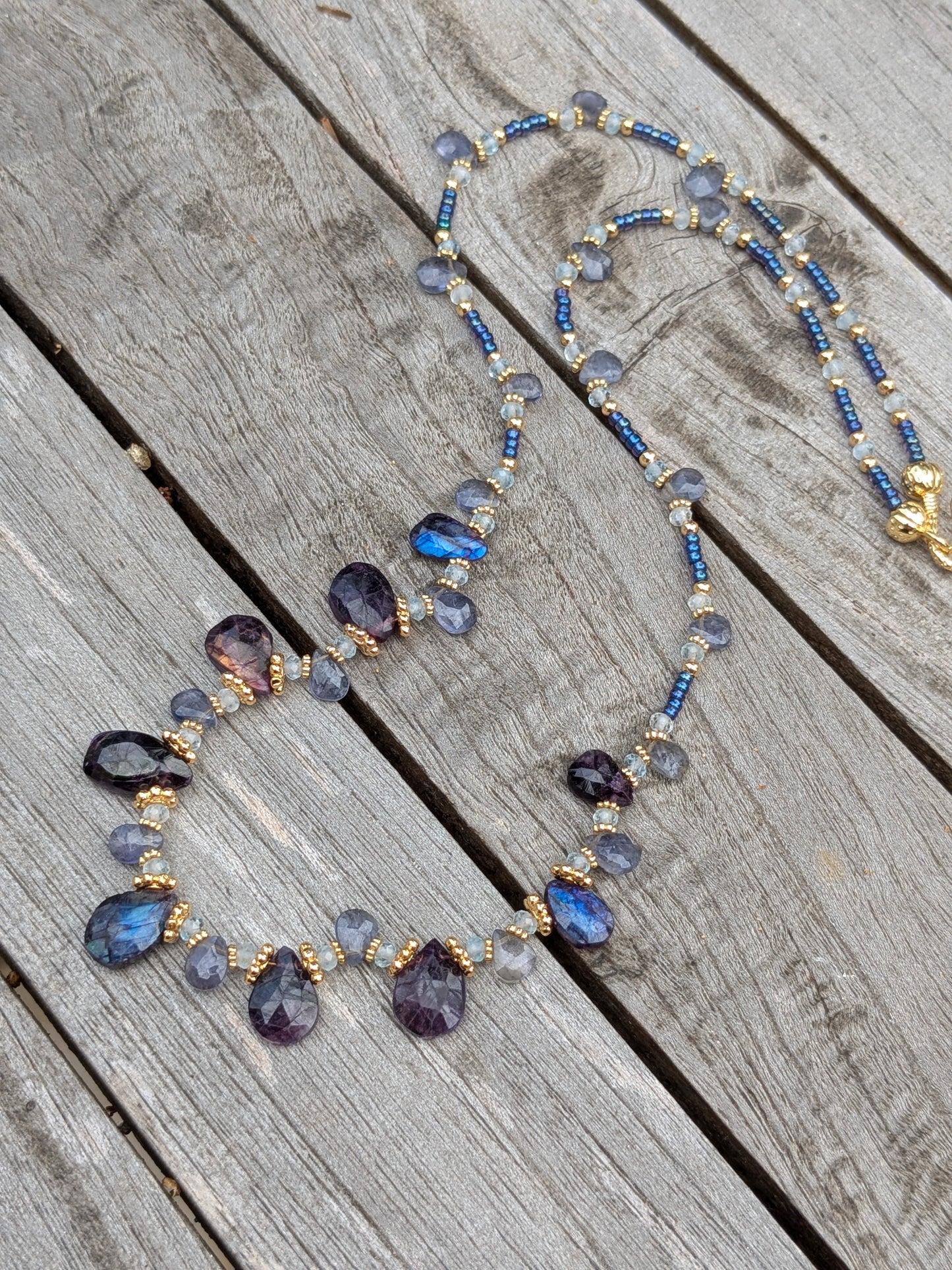 Collier artisanal en labradorite violette, aigue-marine, iolite et perles Miyuki irisées.