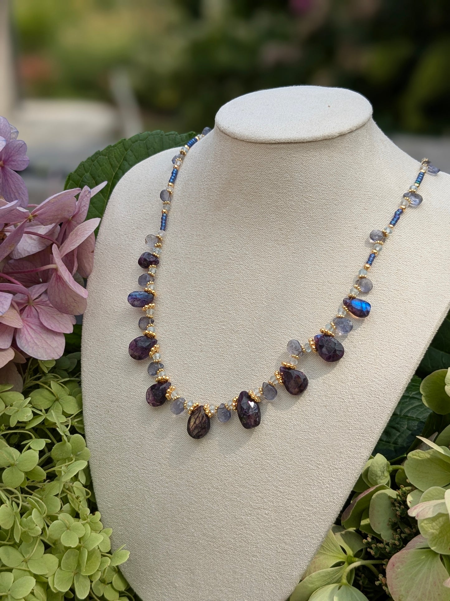 Collier artisanal en labradorite violette, aigue-marine, iolite et perles Miyuki irisées.