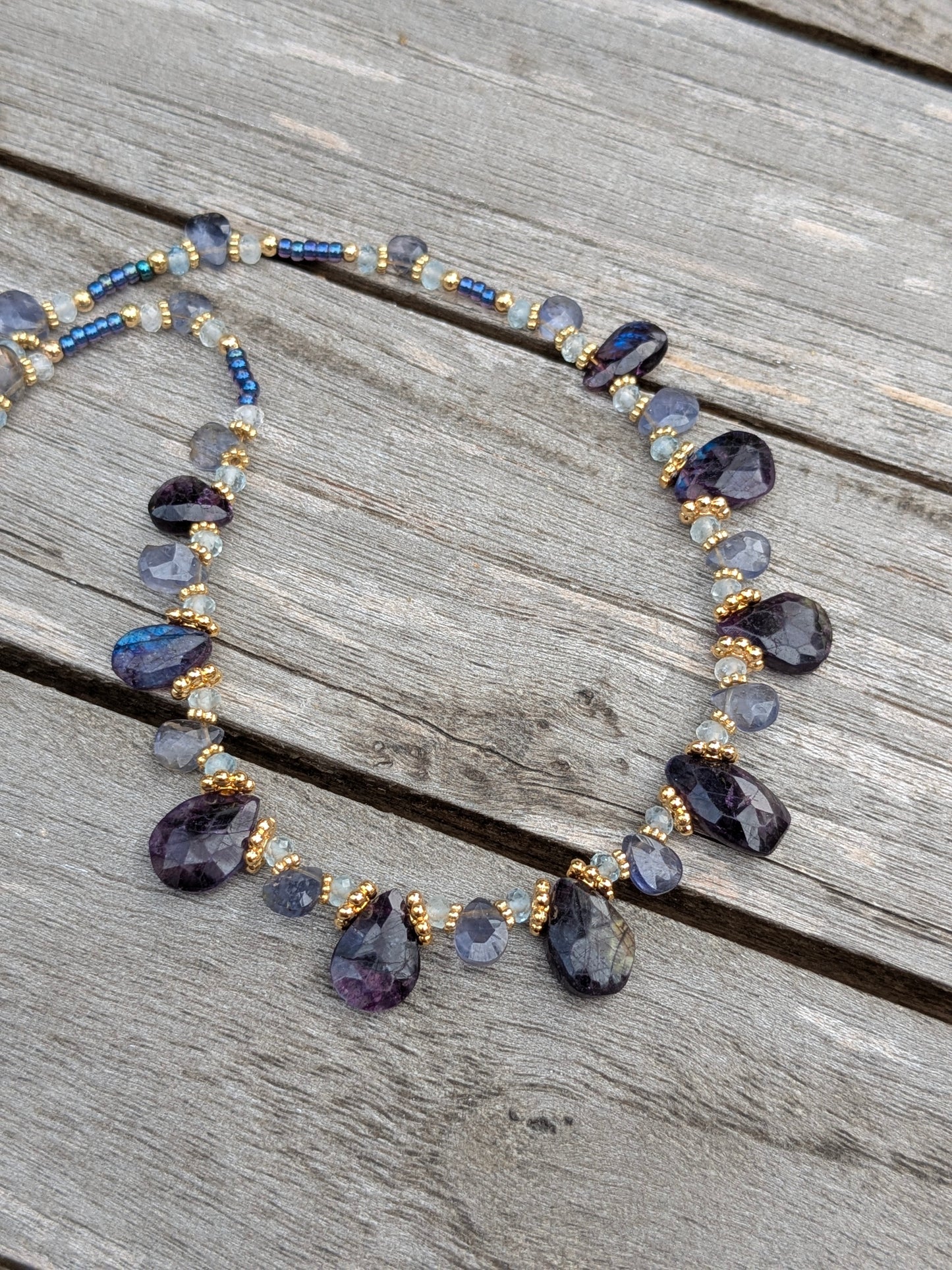 Collier artisanal en labradorite violette, aigue-marine, iolite et perles Miyuki irisées.