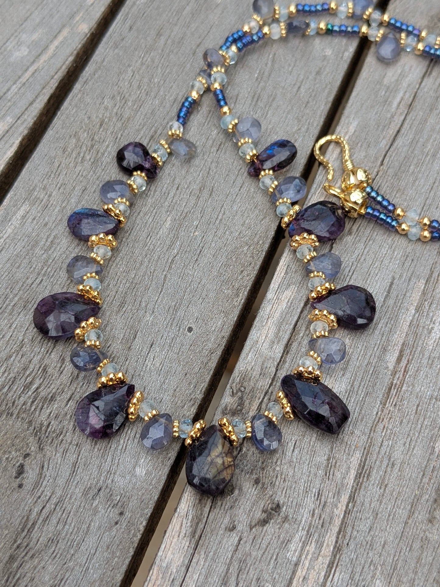 Collier artisanal en labradorite violette, aigue-marine, iolite et perles Miyuki irisées.