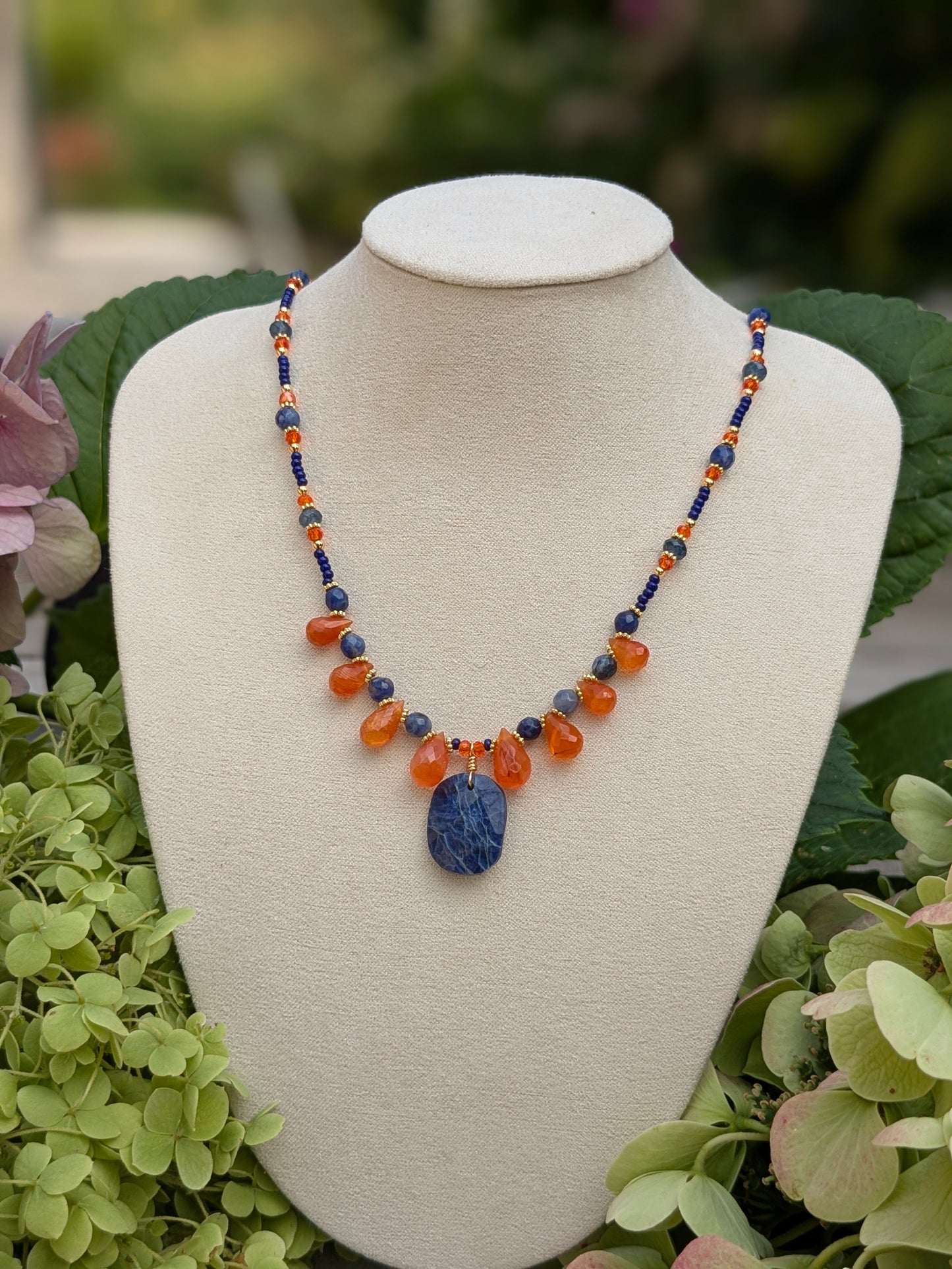 Collier raffiné en sodalite et cornaline