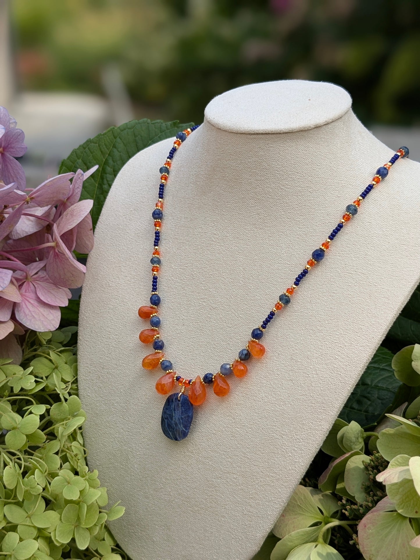 Collier raffiné en sodalite et cornaline
