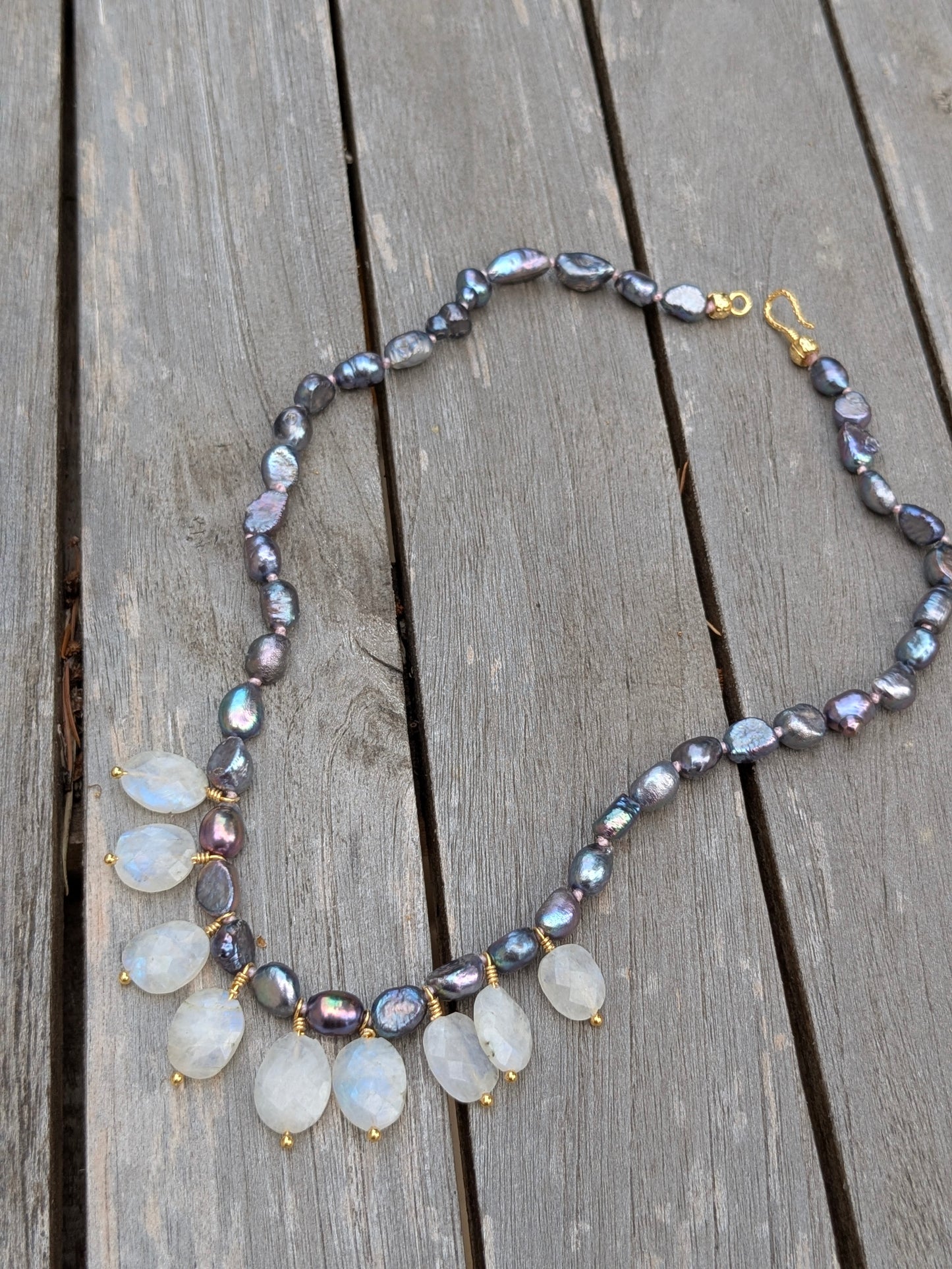 Collier artisanal en pierres de lune et perles d'au douce