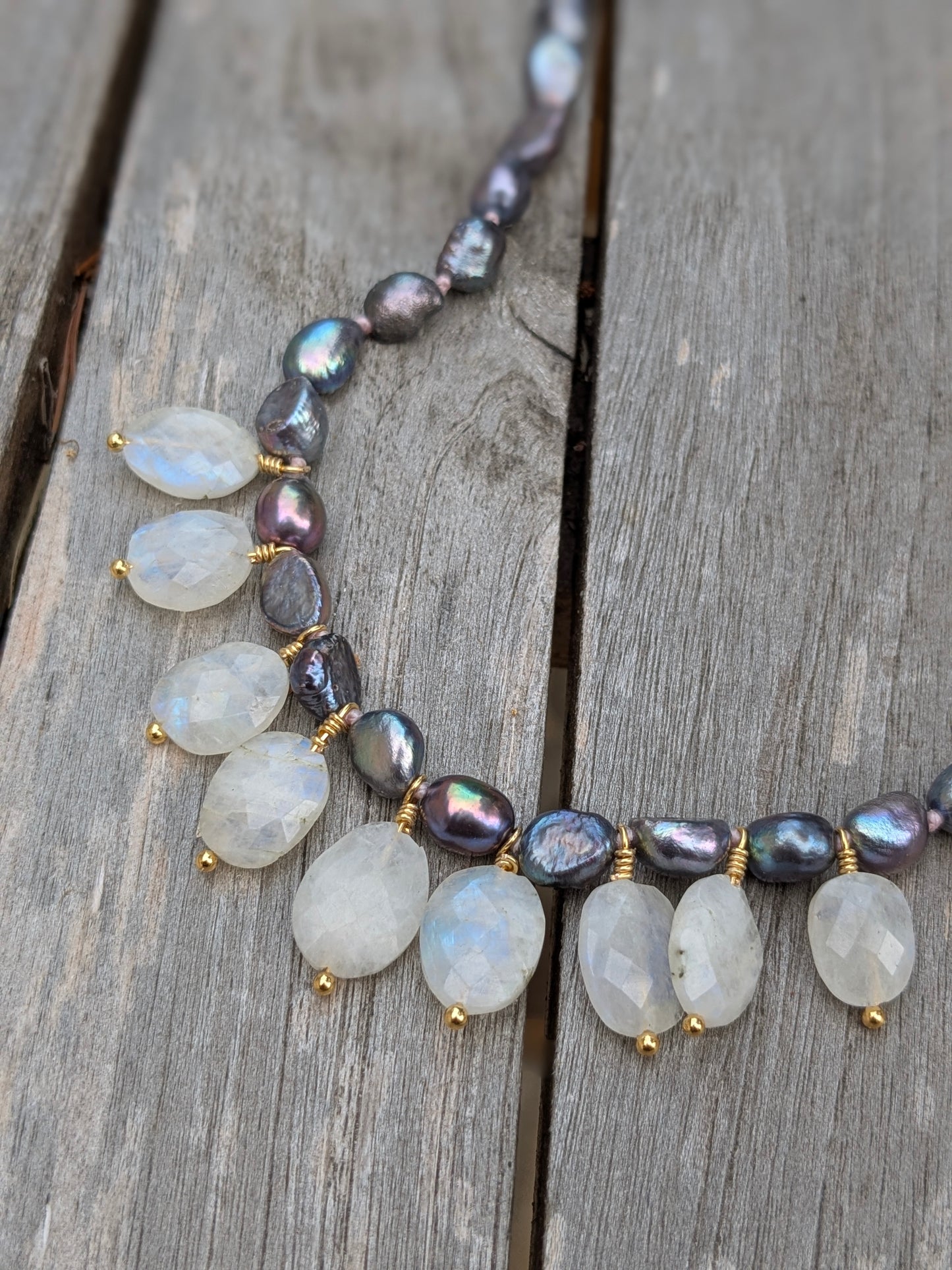 Collier artisanal en pierres de lune et perles d'au douce