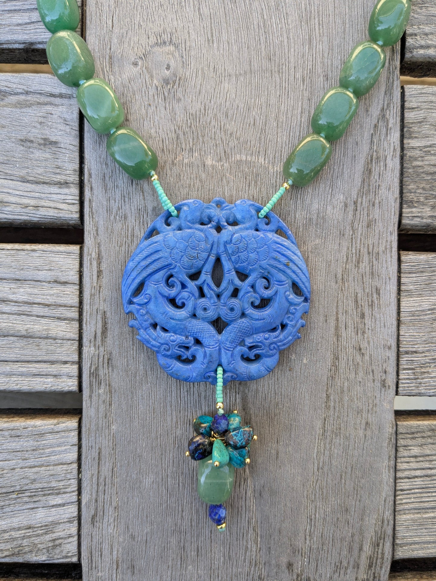 Collier talisman en jade néphrite bleu avec couple de phénix, aventurine, lapis lazuli et chrysocolle