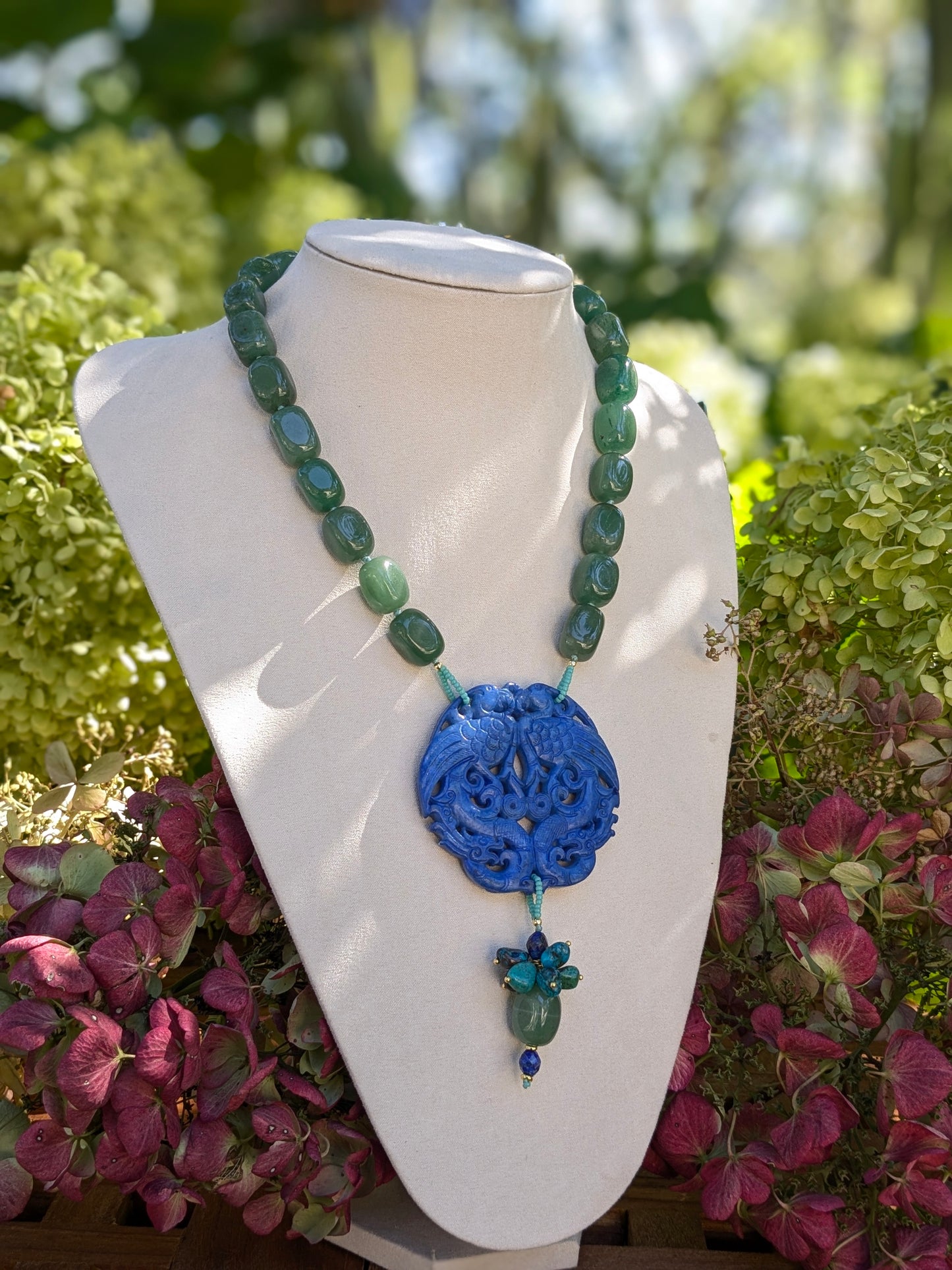Collier talisman en jade néphrite bleu avec couple de phénix, aventurine, lapis lazuli et chrysocolle