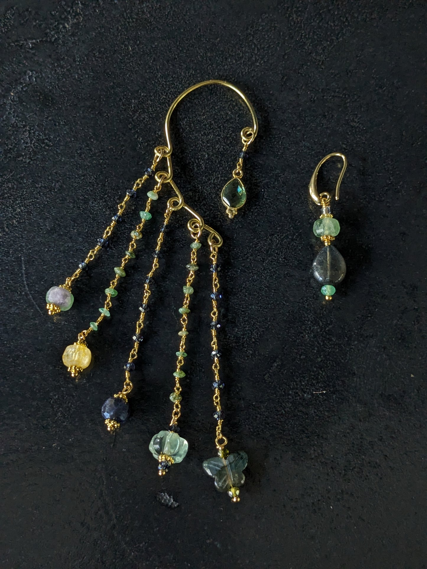 Contours d'oreilles Kanchipuram, mélange unique de labradorite sculptée, fluorite verte et lapis lazuli, sur une monture en laiton doré anti-ternissement.