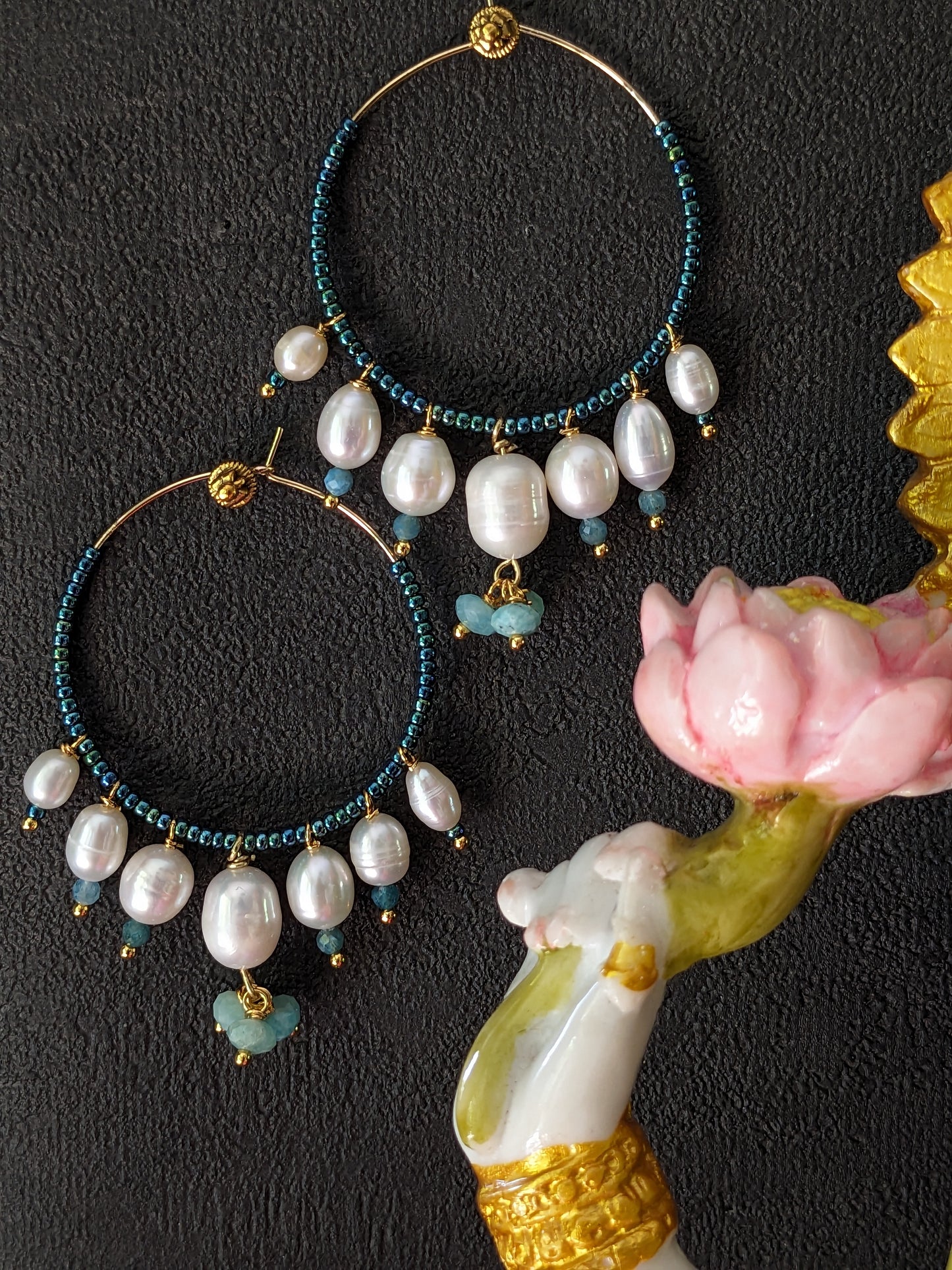 Créoles bohème dorées et perles d'eau douce