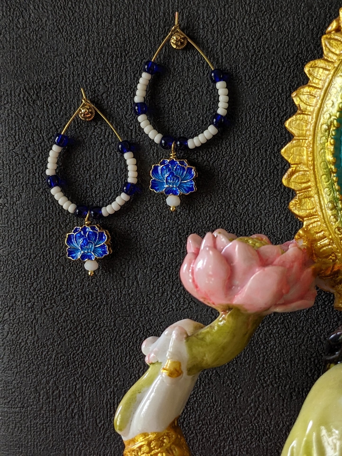 Ces boucles d'oreilles faites à la main sont ornées de pierres fines et reflètent un style bohème.
