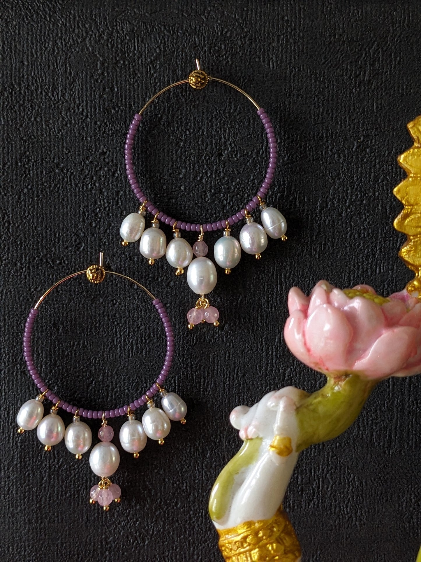 Des créoles en perles d'eau douce, l'accessoire de luxe par excellence de chez MUDRA.