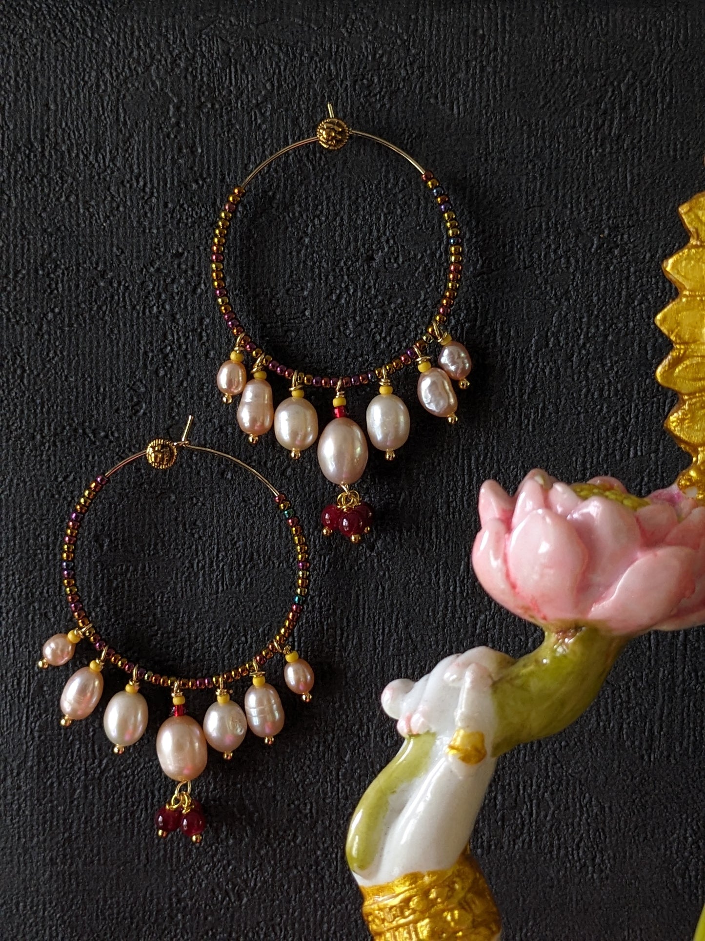 Des créoles en perles d'eau douce, l'originalité bohochic incarnée par MUDRA