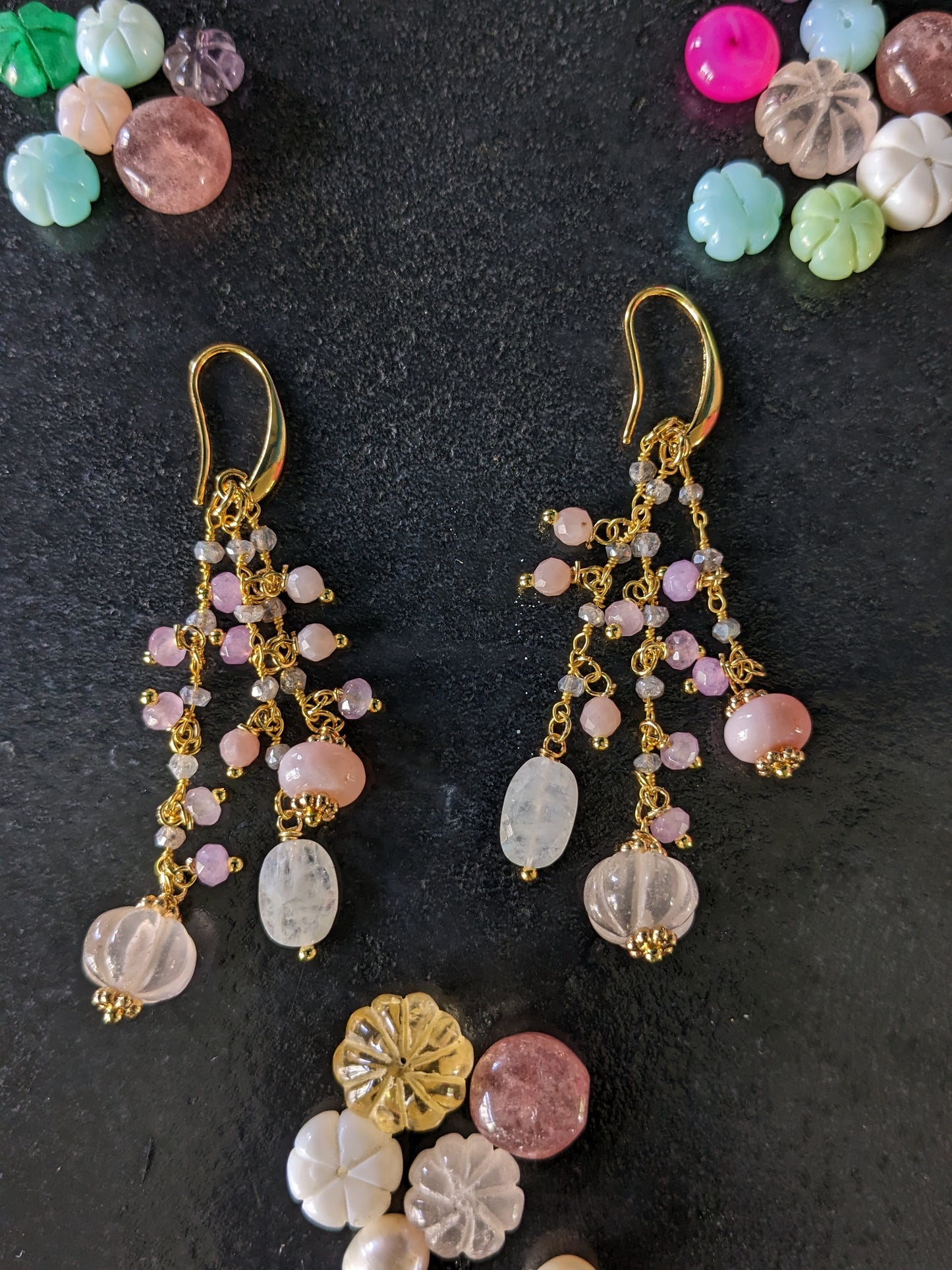 Boucles d'oreilles en pierres précieuses inspirées de l'héritage royal de l'Inde.