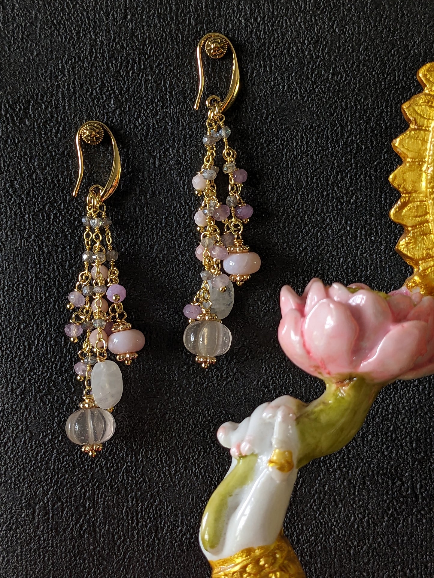 Boucles d'oreilles en pierres précieuses inspirées de l'héritage royal de l'Inde.
