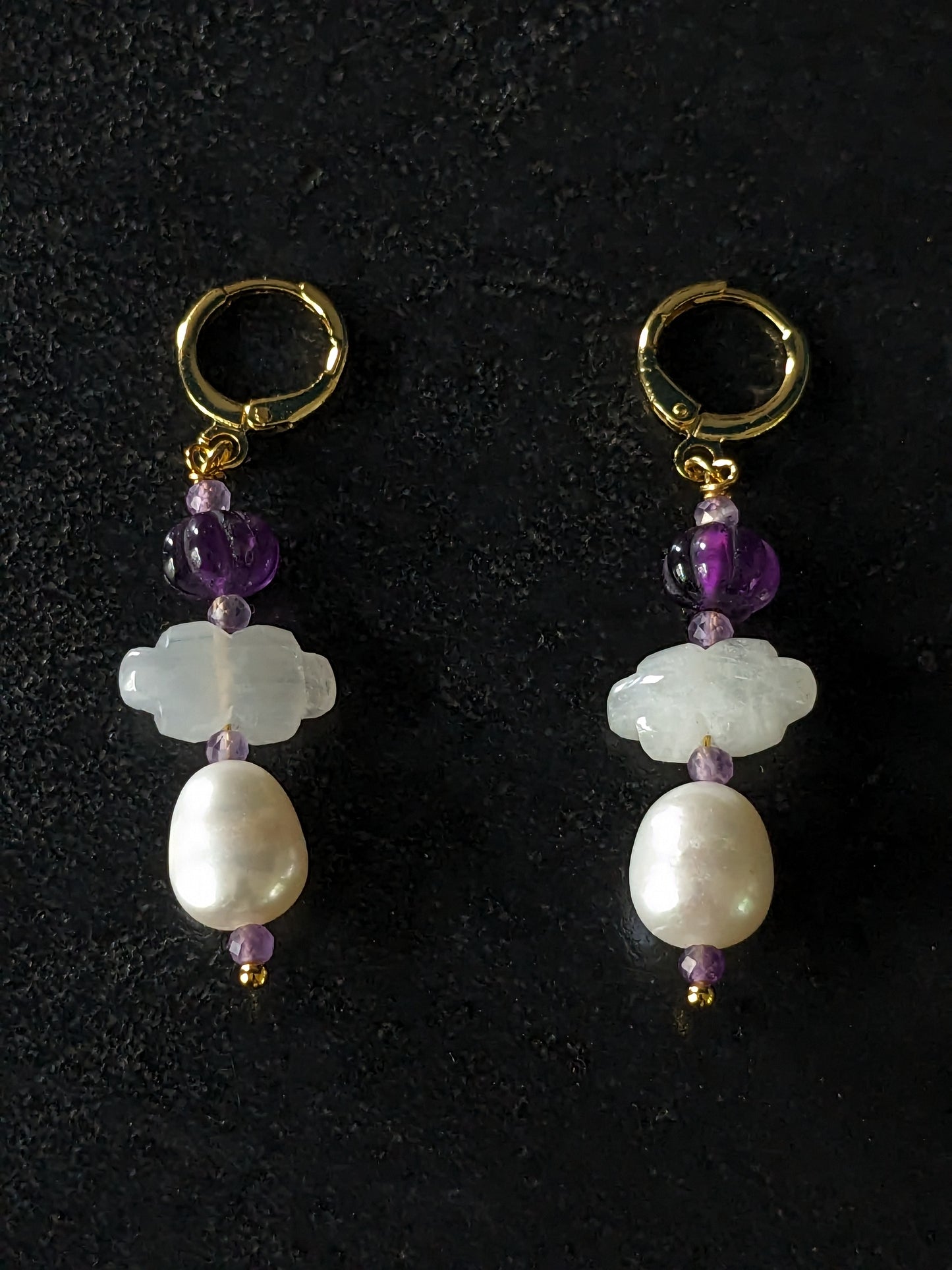 Dormeuses en perles d'eau douce, pierre de lune et améthystes