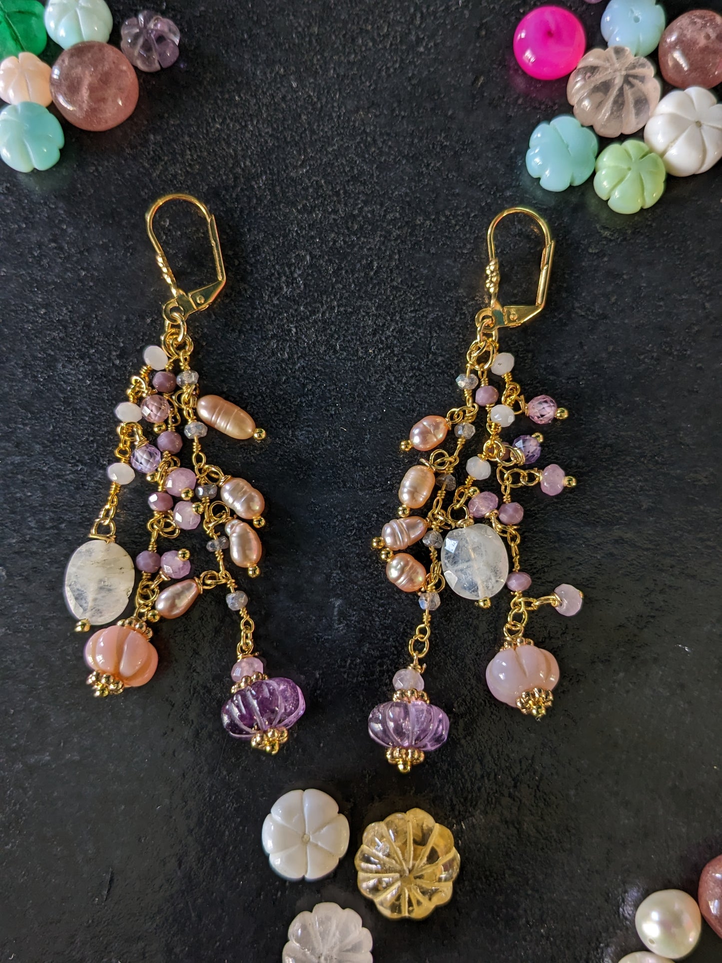 Boucles d'oreilles en pierres naturelles, rappelant l'éclat et la splendeur de l'Inde royale
