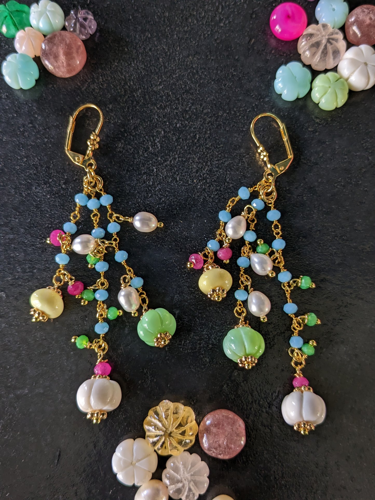 Bijoux d'oreilles ethniques en pierres naturelles, un hommage à la richesse culturelle de l'Inde royale.