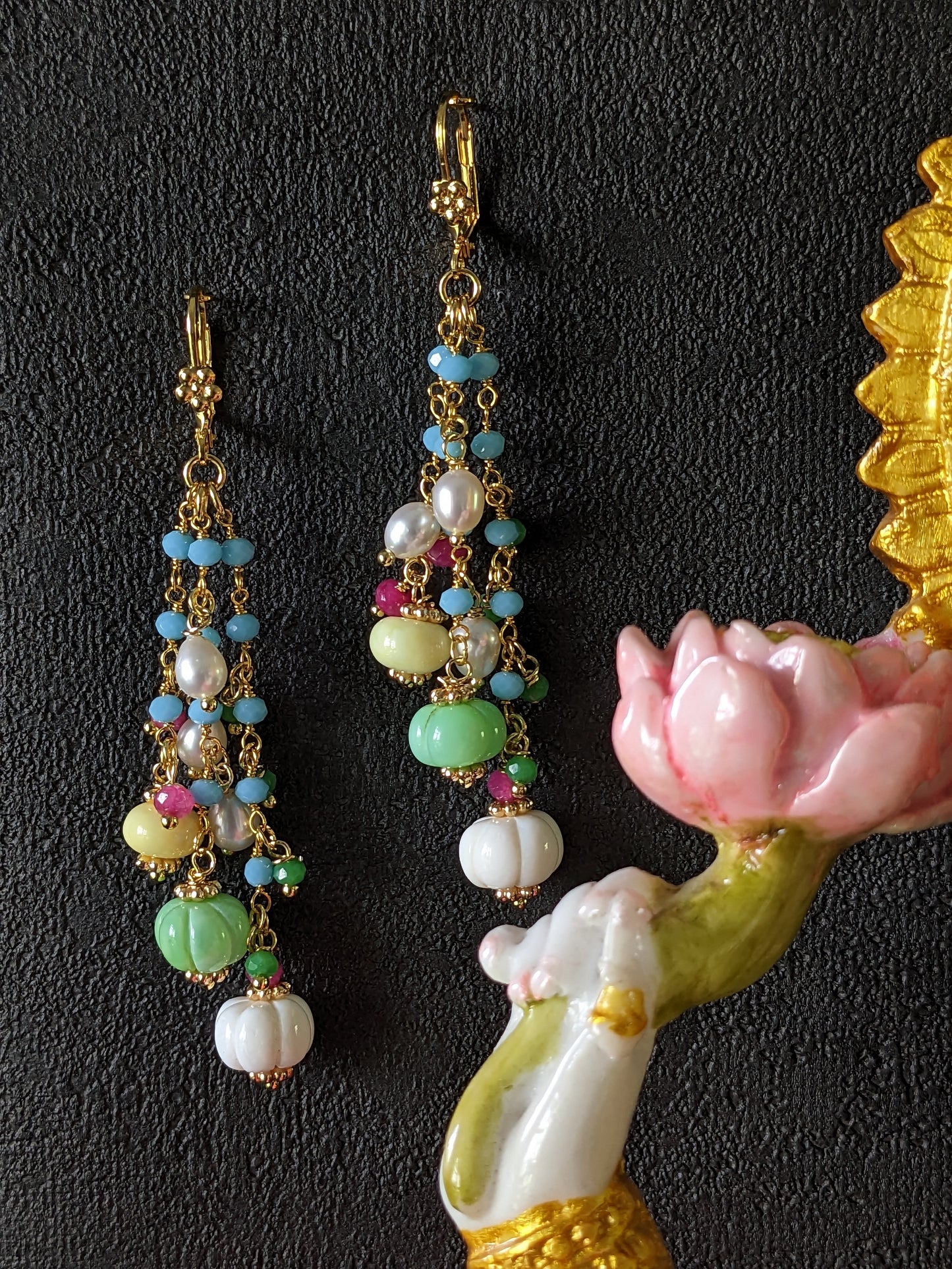 Bijoux d'oreilles ethniques en pierres naturelles, un hommage à la richesse culturelle de l'Inde royale.