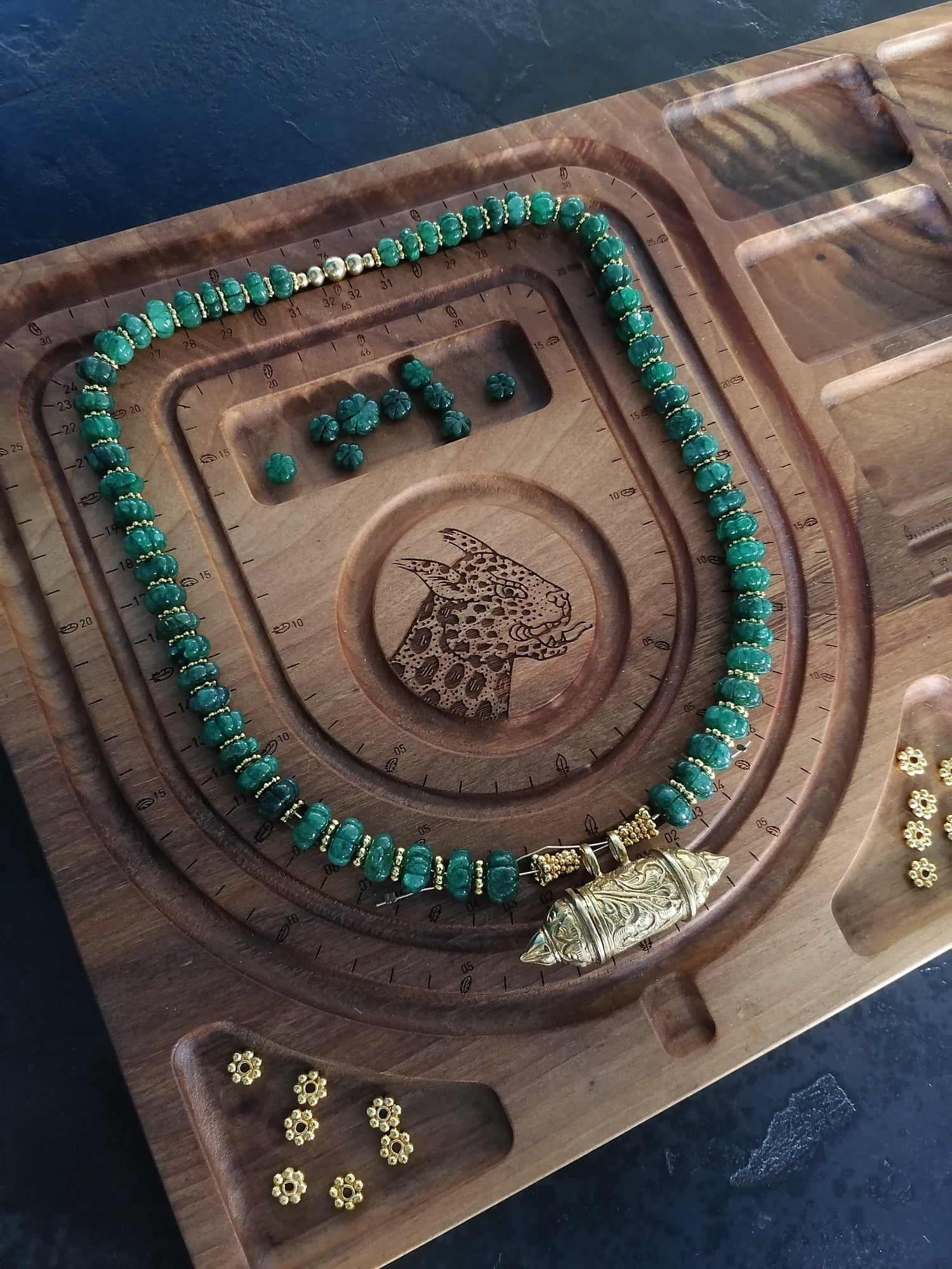 Plateau d'assemblage de bijoux