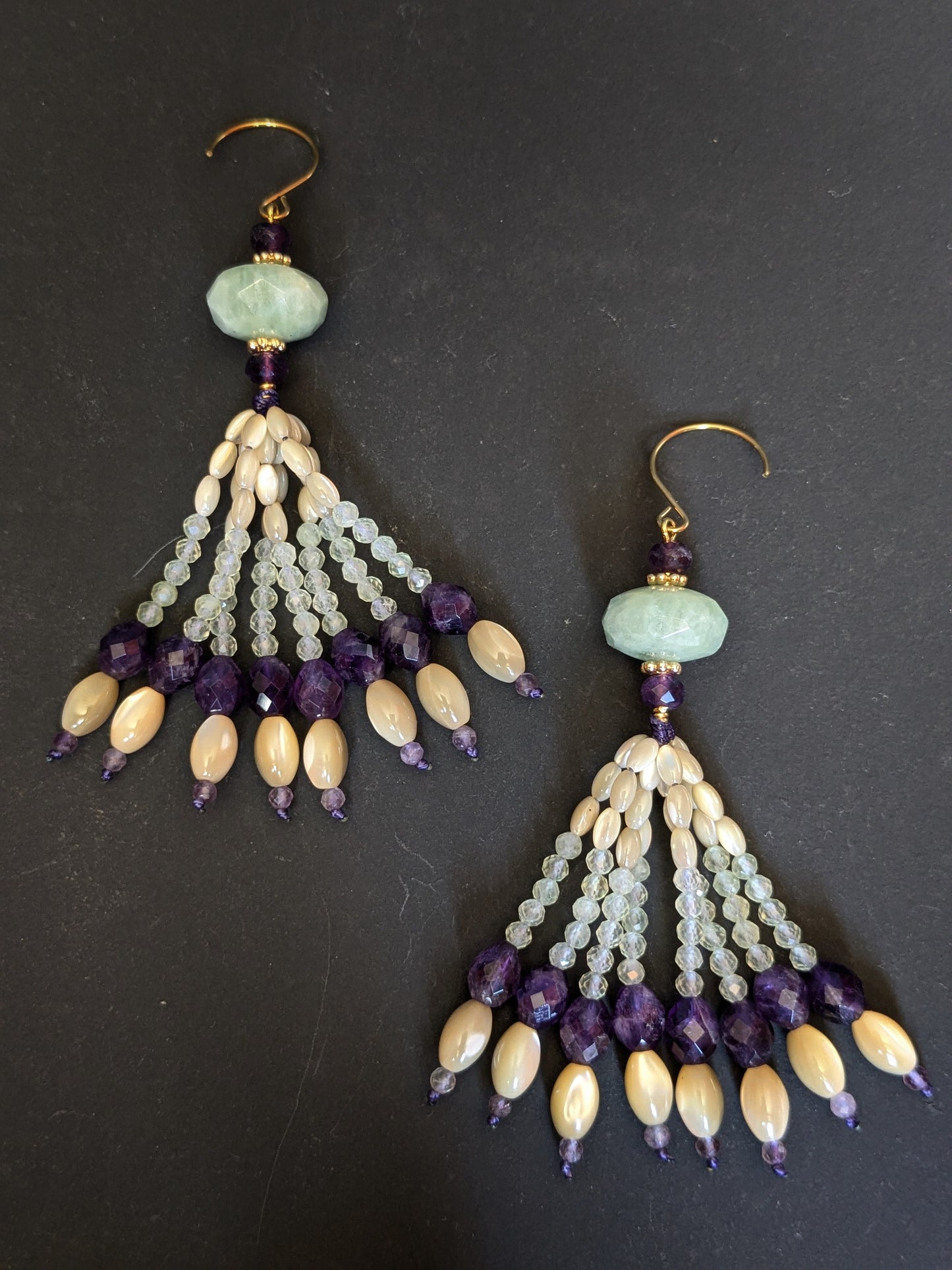 Paire de pendants d'oreilles Kalyani posée à plat, aigue-marine, améthyste intense et nacre de trochus