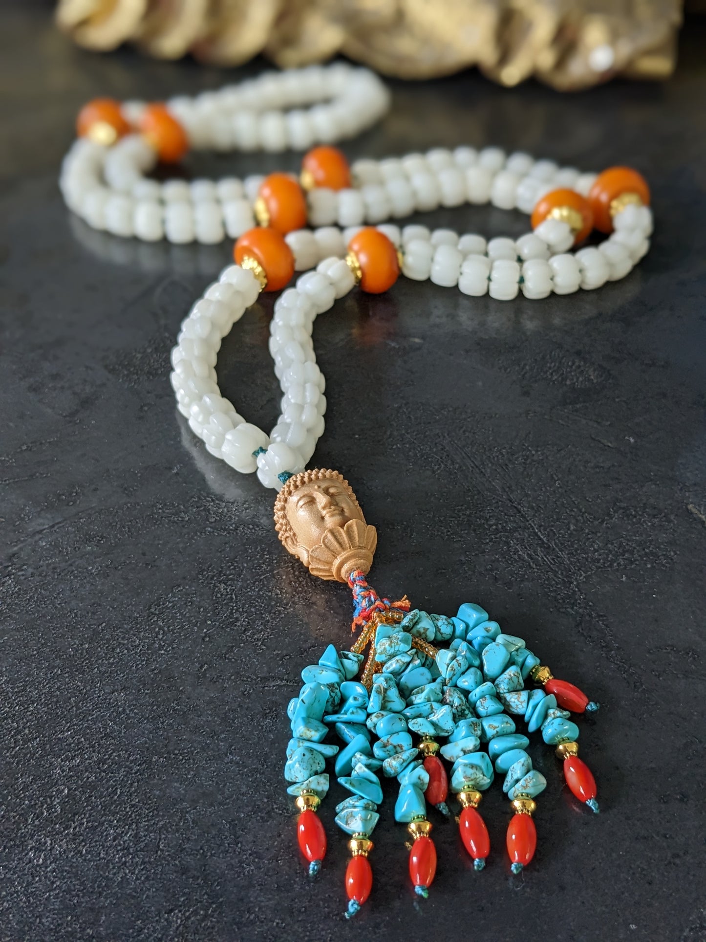 Mala traditionnel tibétain de 108 perles sculptées et orné d'une tête de bouddha sculptée