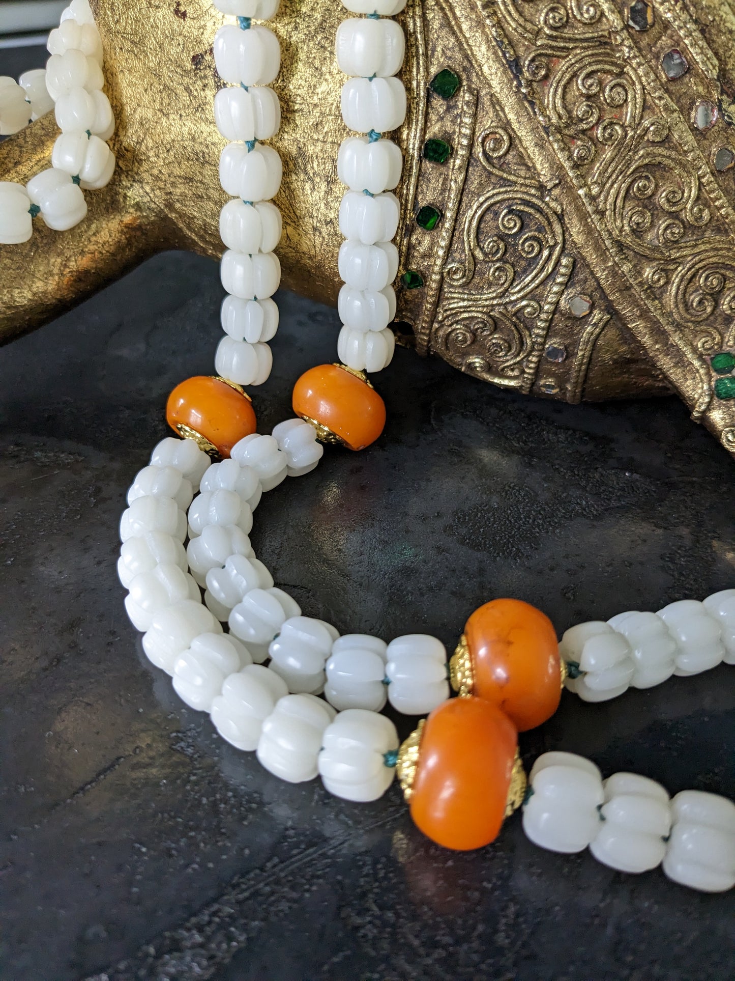 Mala traditionnel tibétain de 108 perles sculptées et orné d'une tête de bouddha sculptée