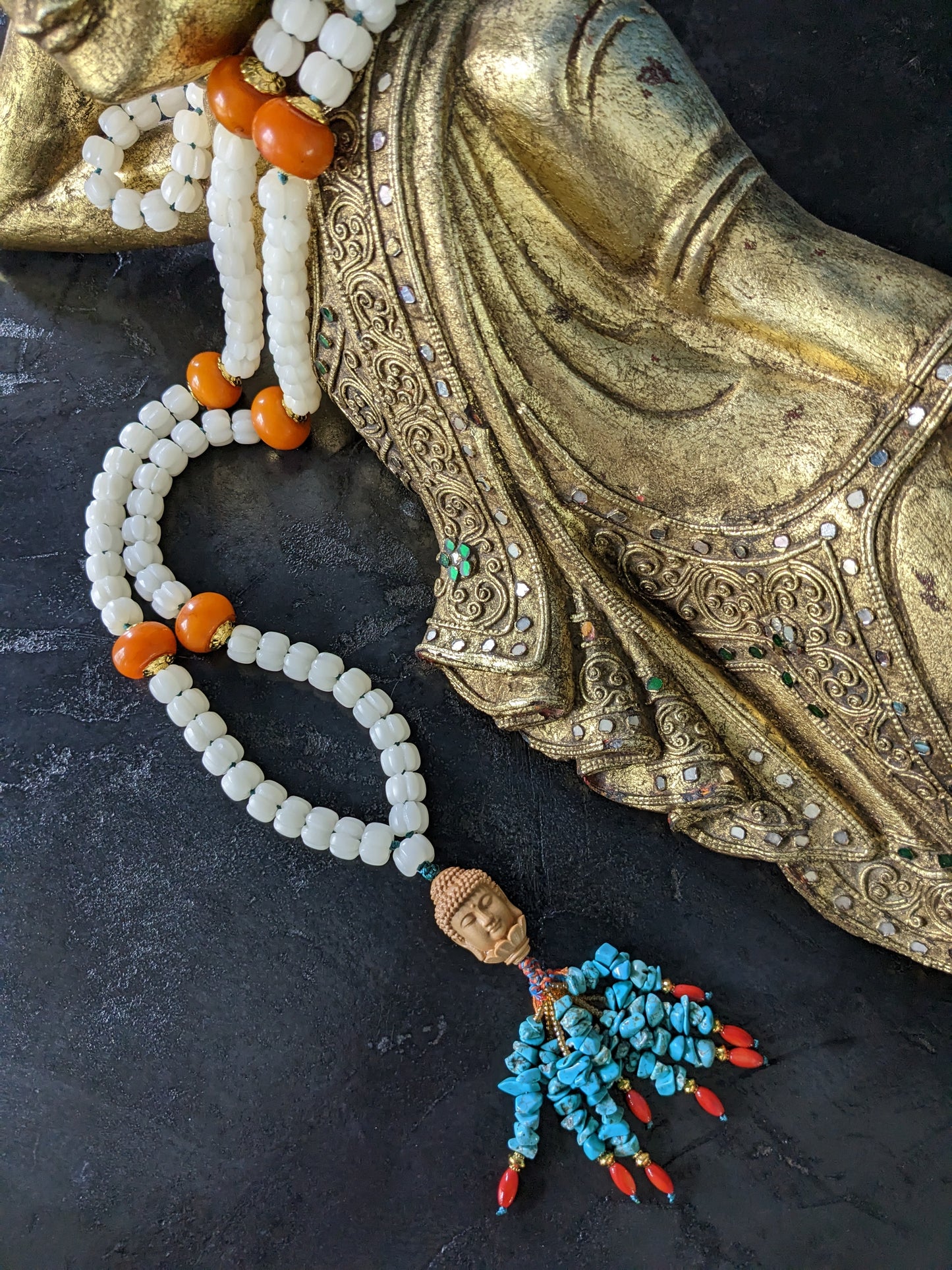 Mala traditionnel tibétain de 108 perles sculptées et orné d'une tête de bouddha sculptée