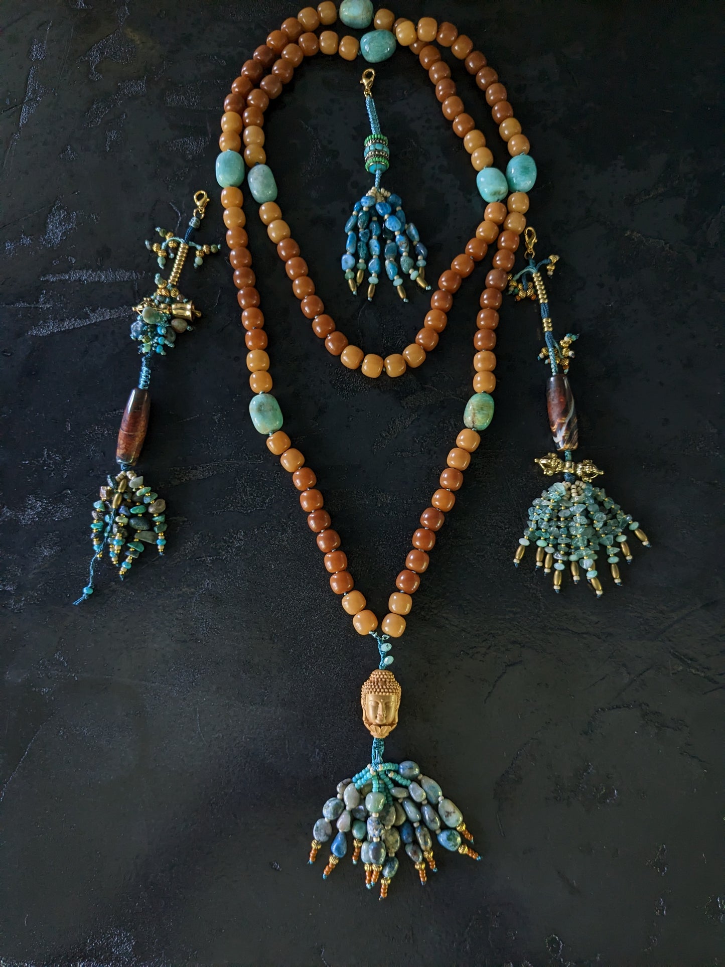 Mala traditionnel tibétain en graines de bodhi et pierres fines, fait à la main en France